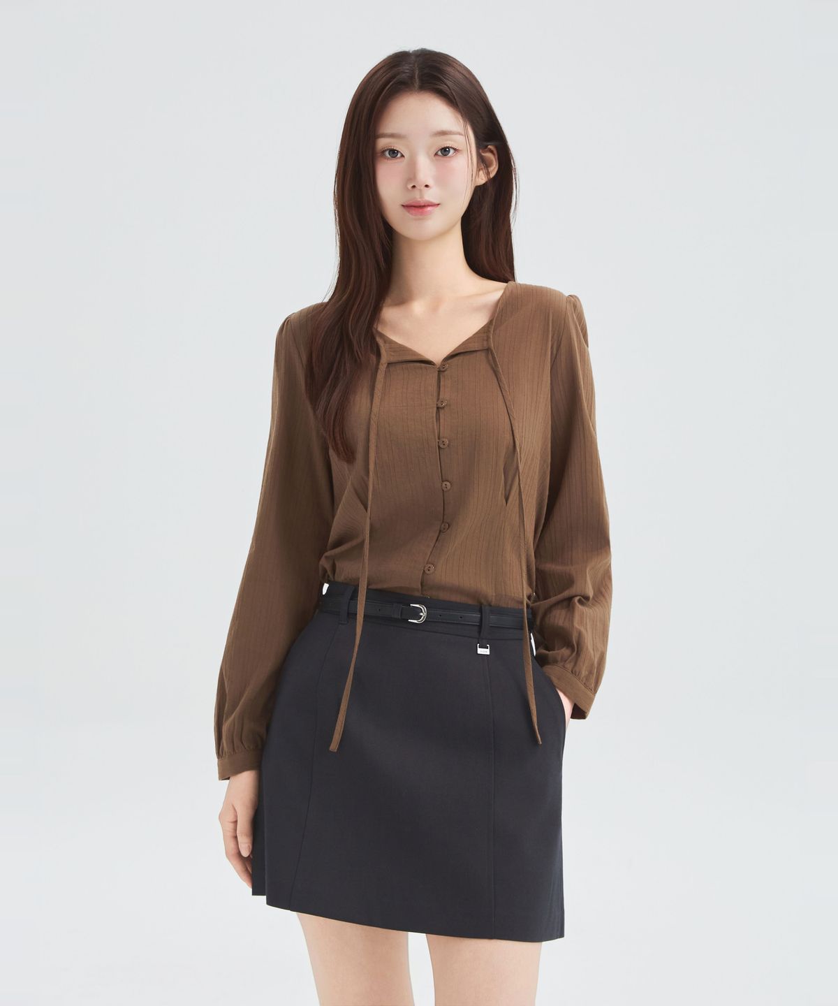 로엠(ROEM) 넥 스트랩 블라우스 RMBLG49RT1