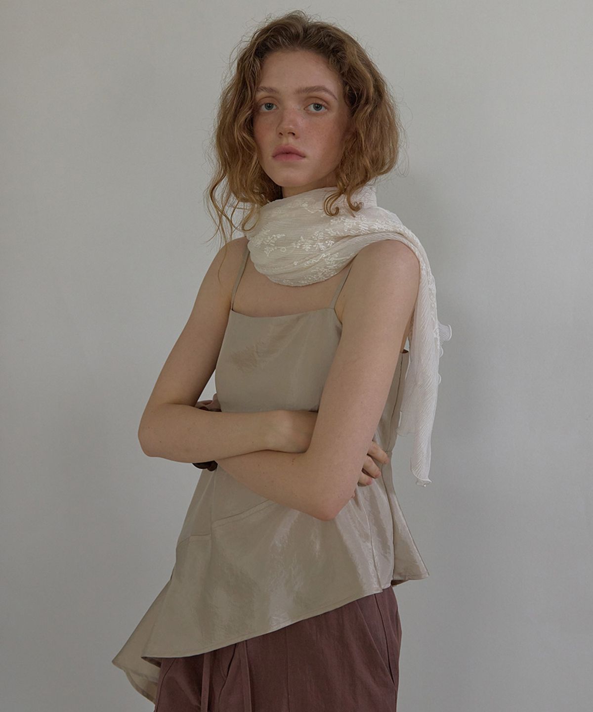 론크(LONQUE) ASYMMETRIC SLEEVELESS CAMI BLOUSE (BEIGE)