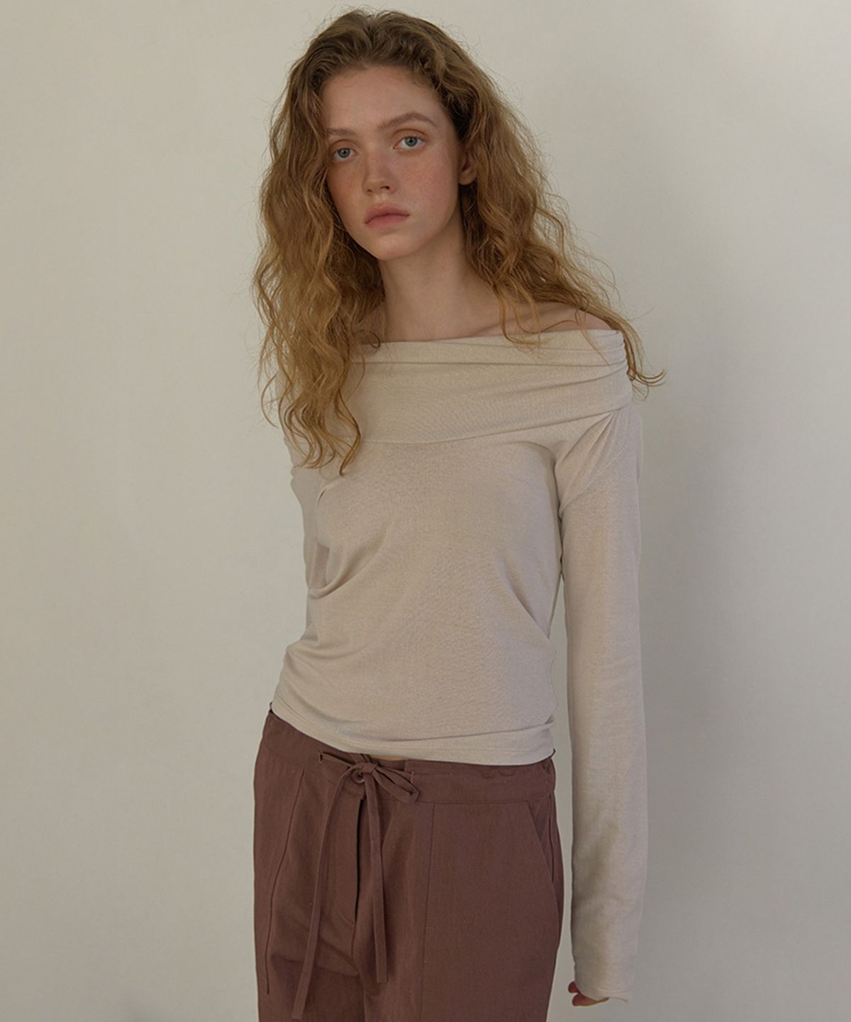 론크(LONQUE) COWL DRAPE LONG SLEEVE T-SHIRT (BEIGE)