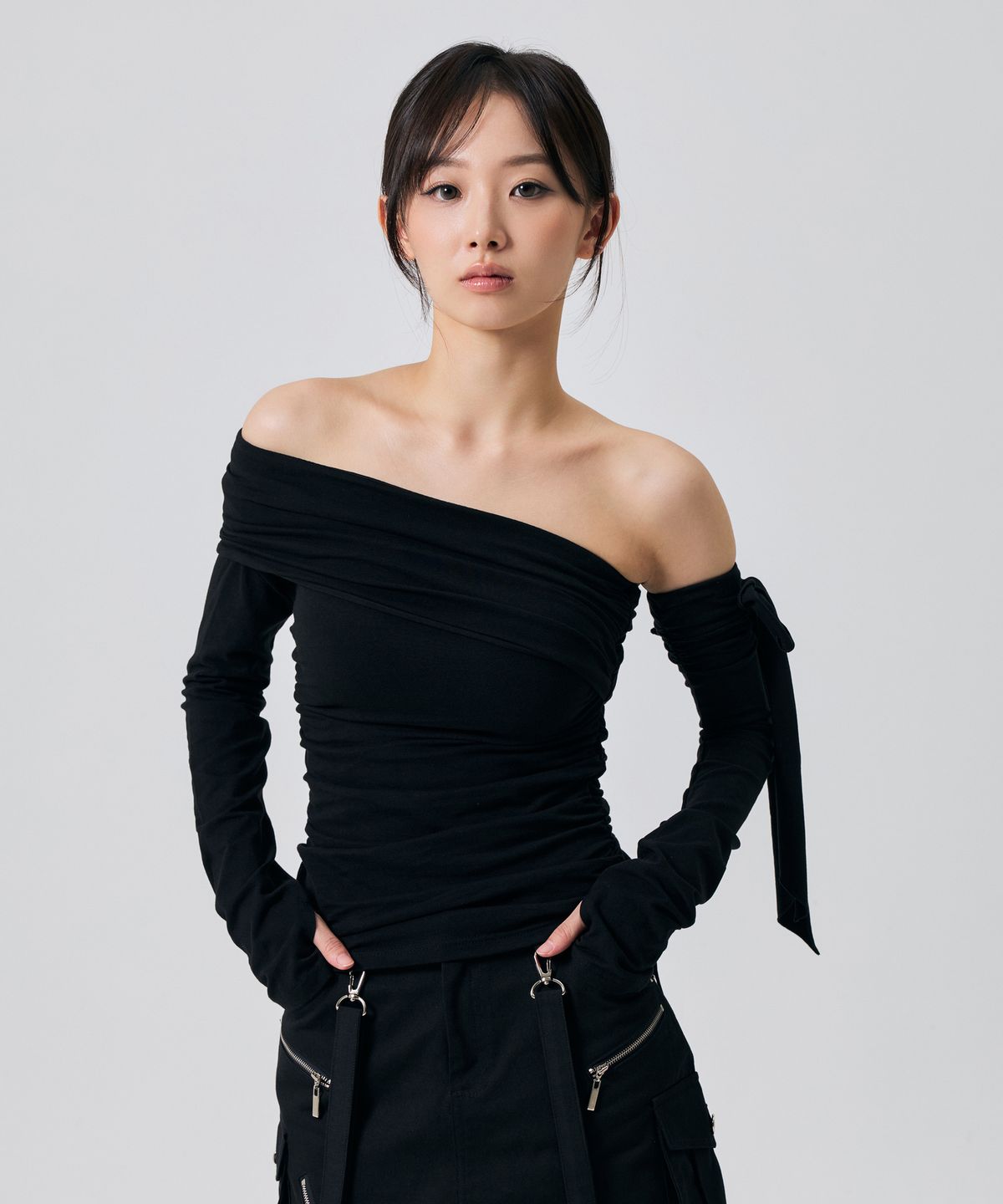 아리킴(ARIKIM) RIEN ONE-SHOULDER SHIRRING TOP / BLACK
