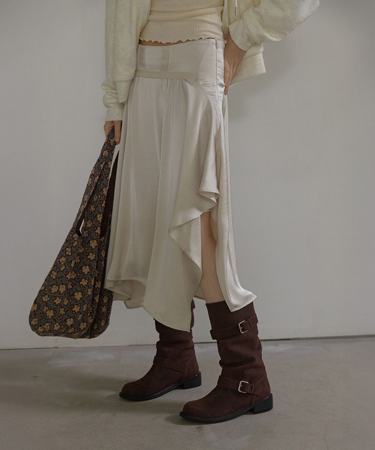 론크(LONQUE) ASYMMETRIC LACE SATIN SKIRT (CREAM)