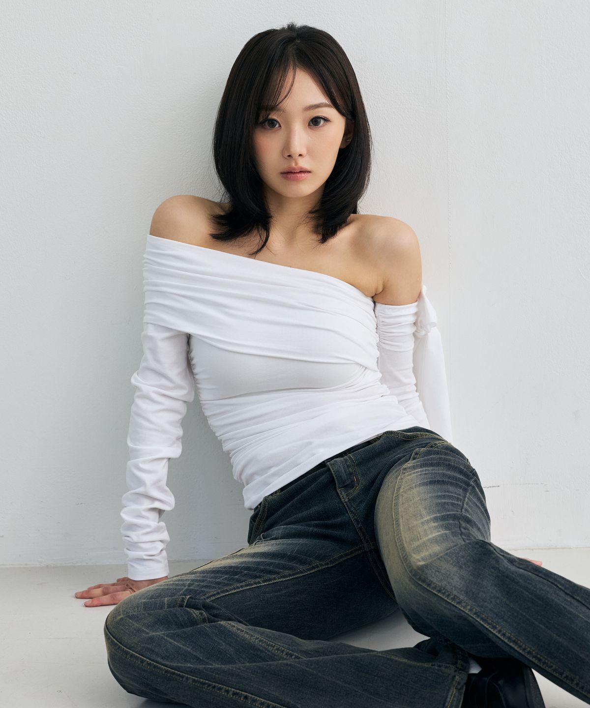 아리킴(ARIKIM) RIEN ONE-SHOULDER SHIRRING TOP / WHITE