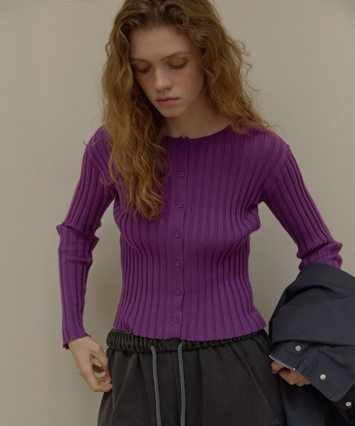 론크(LONQUE) BUTTON UP RIBBED ROUND CARDIGAN (PURPLE)
