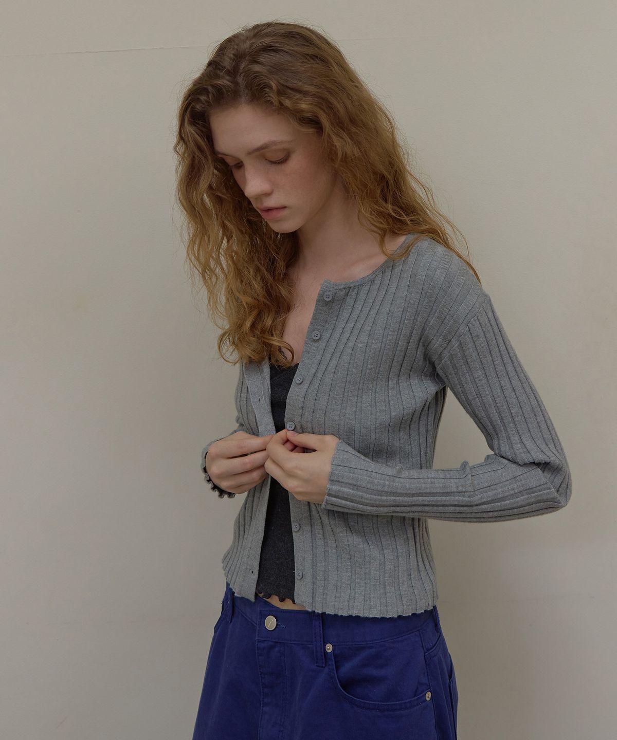 론크(LONQUE) BUTTON UP RIBBED ROUND CARDIGAN (GRAY)