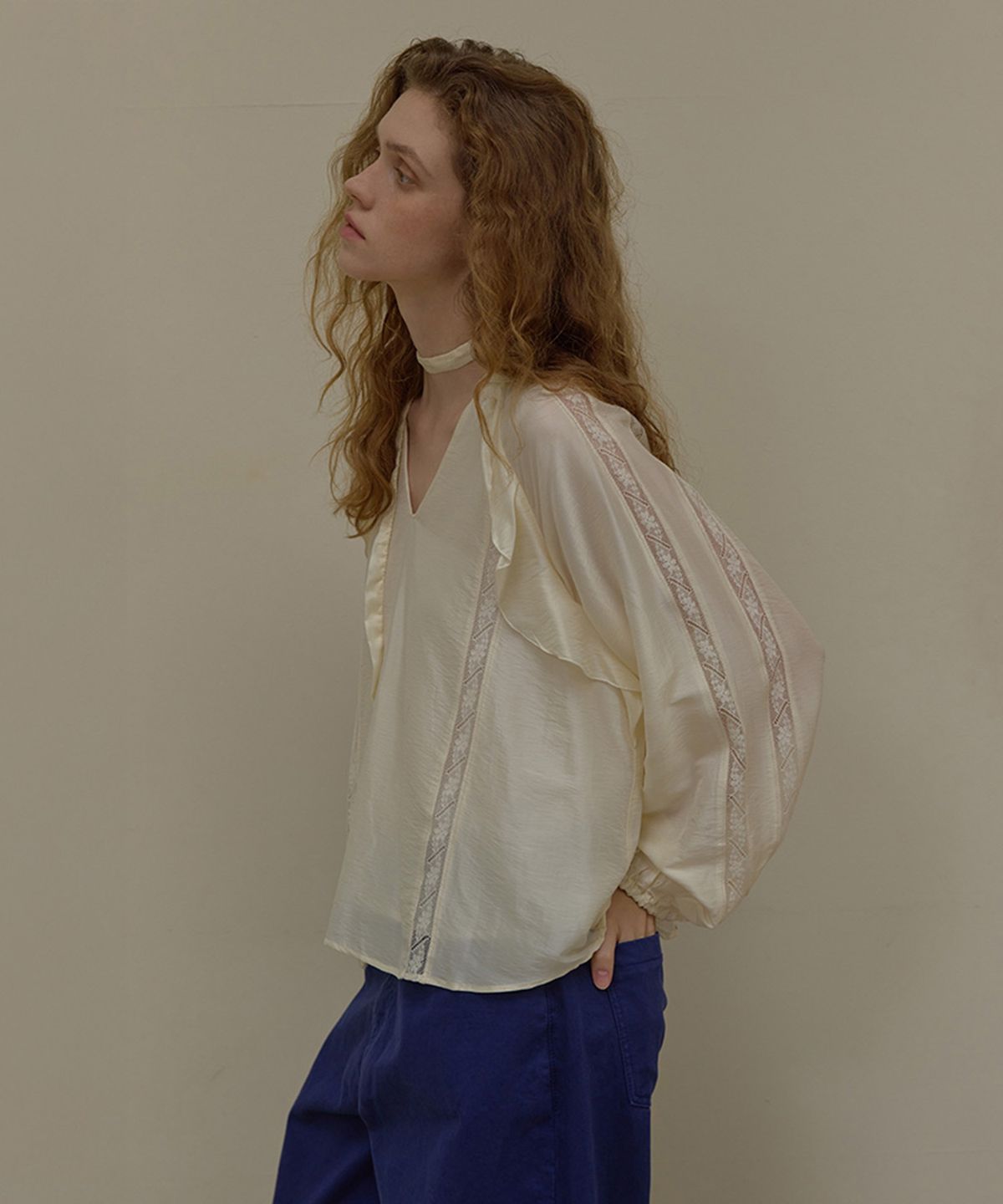 론크(LONQUE) LACE TIE RUFFLE BLOUSE (IVORY)