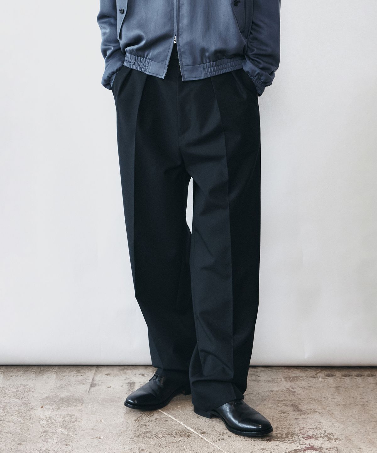 유스(YOUTH) 2-Pleated Tapered Pants - Black