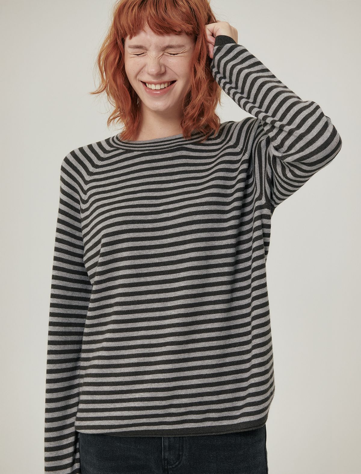 플랫웨이브 인 서울(FLATWAVE IN SEOUL) Weyve Stripe Loose Fit Round Knit Grey/Charcoal