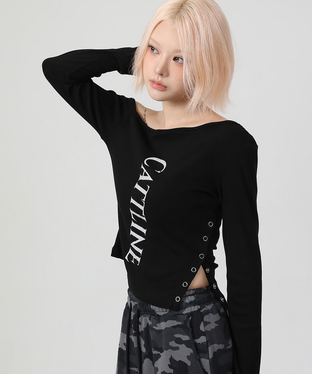까트린(CATTLINE) 원 숄더 로고 스냅 티셔츠 블랙