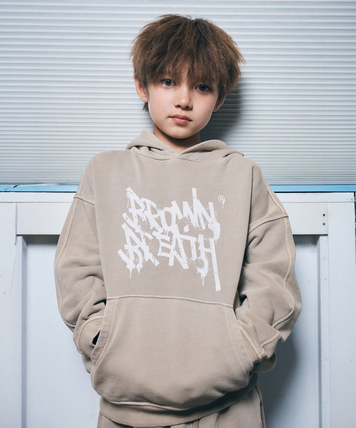 브라운브레스 키즈(BROWNBREATH KIDS) KIDS TAG PIGMENT HOODIE - BEIGE