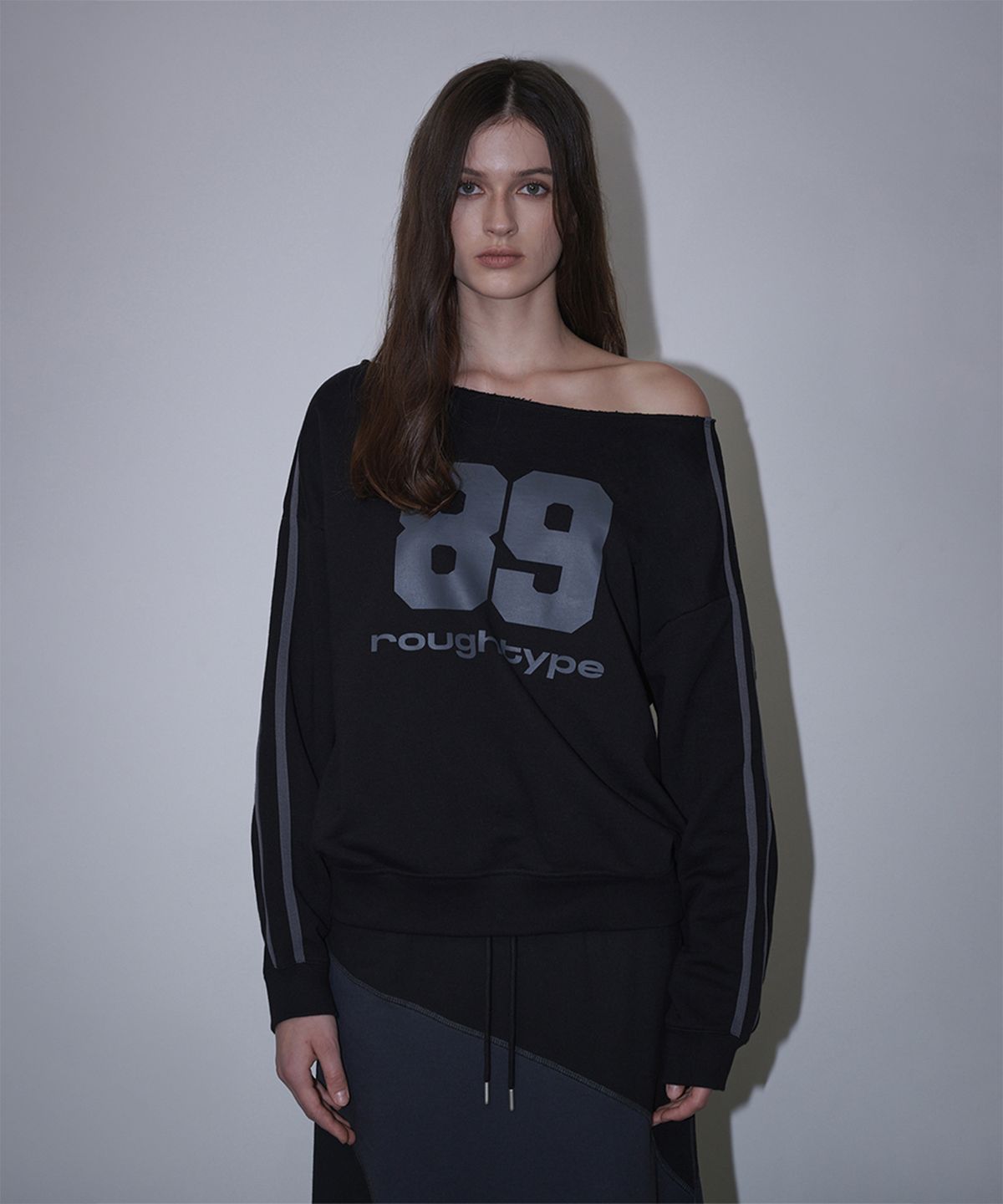 로타입(ROUGHTYPE) Trackline Off-Shoulder Sweatshirt - Black