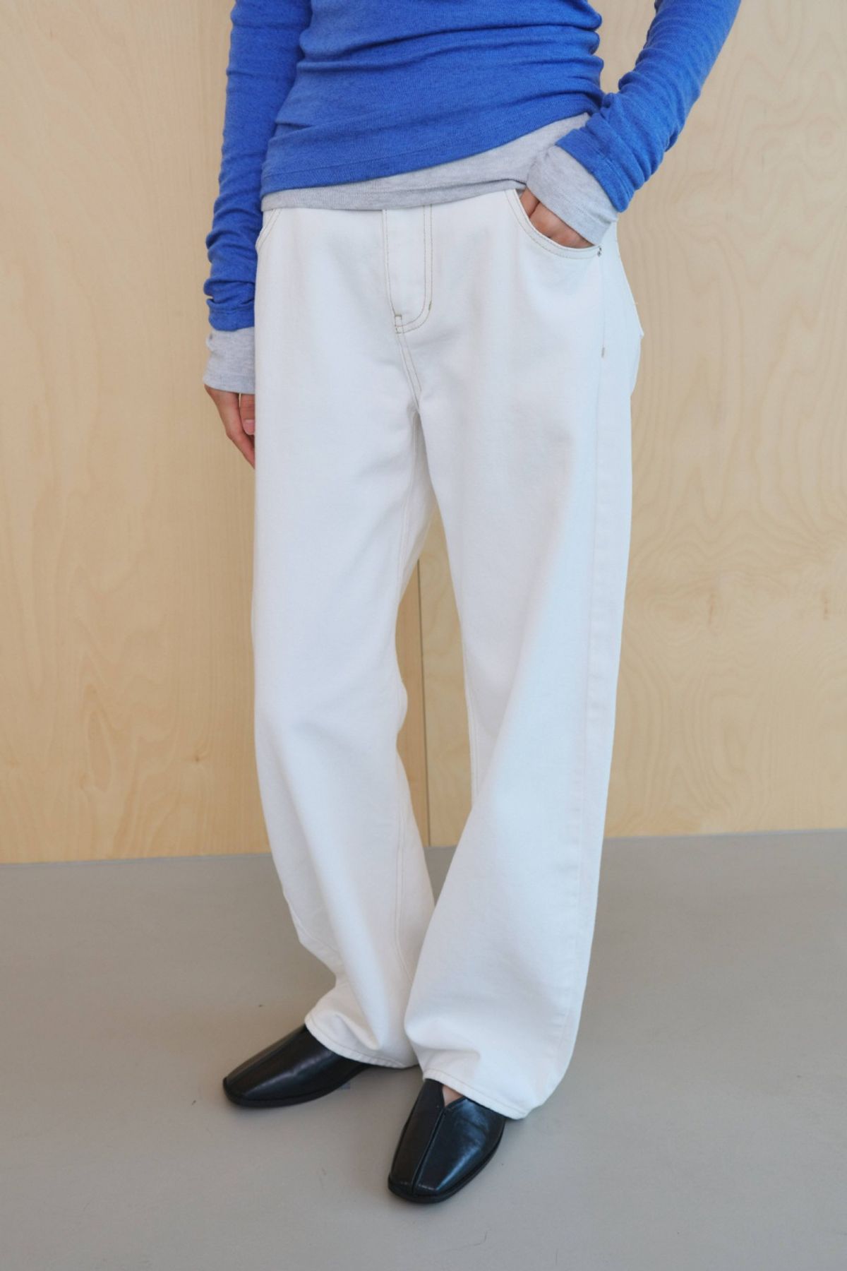 쿠메(KUMÉ) Relaxed Barrel-Leg Denim Pants, Ivory