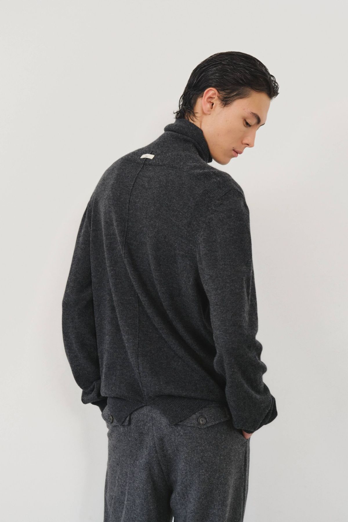 쿠메(KUMÉ) Men Pure Wool Turtleneck Knit, Charcoal