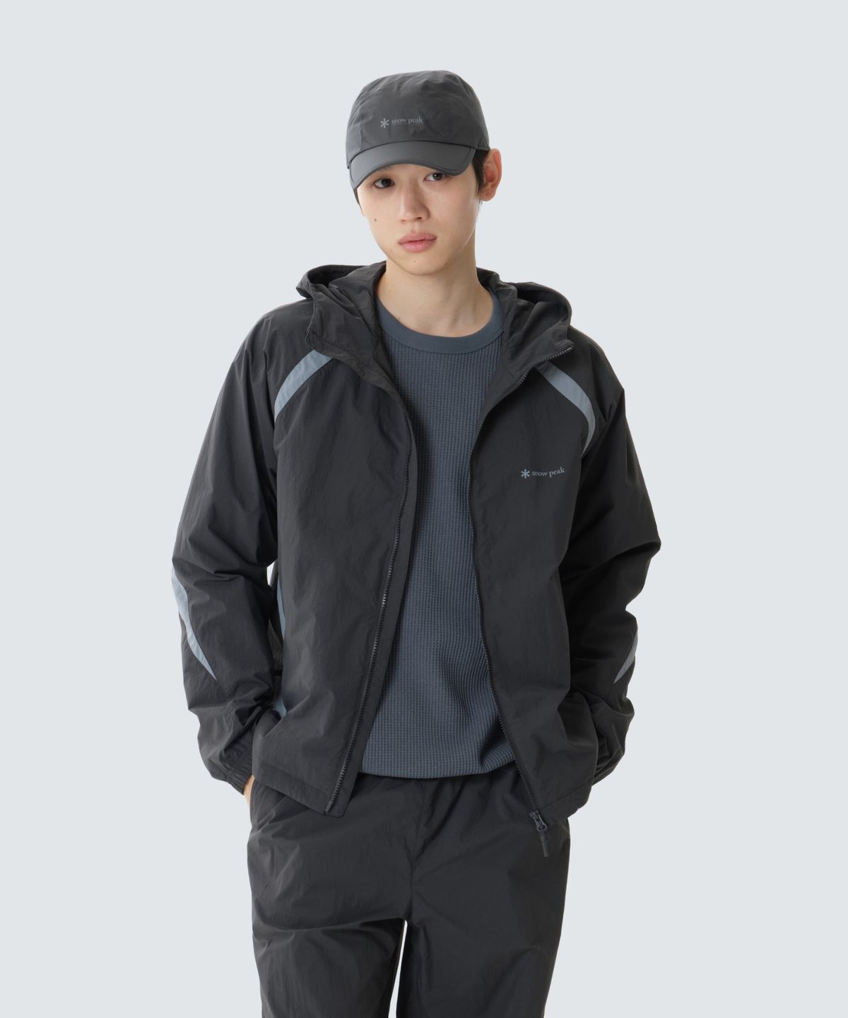 스노우피크 어패럴(SNOWPEAK APPAREL) 경량 타슬란 컬러블럭 바람막이 (S26FMLWB40) Charcoal