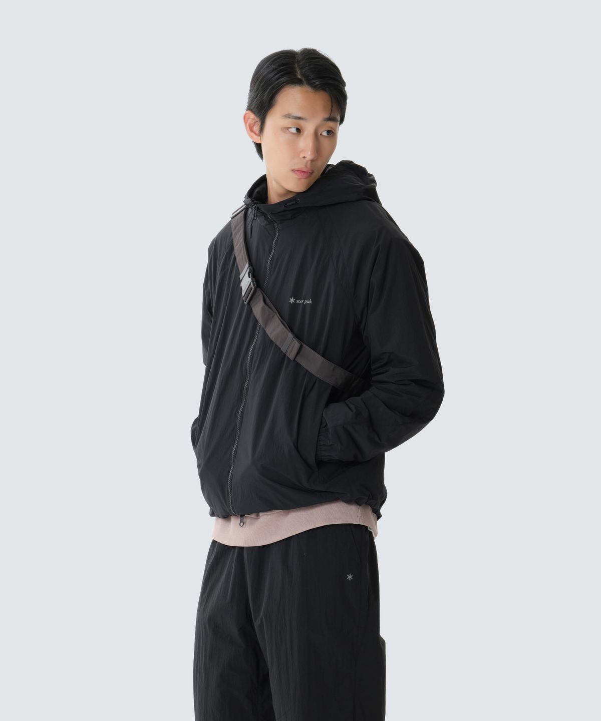 스노우피크 어패럴(SNOWPEAK APPAREL) 경량 타슬란 컬러블럭 바람막이 (S26FMLWB40) Black