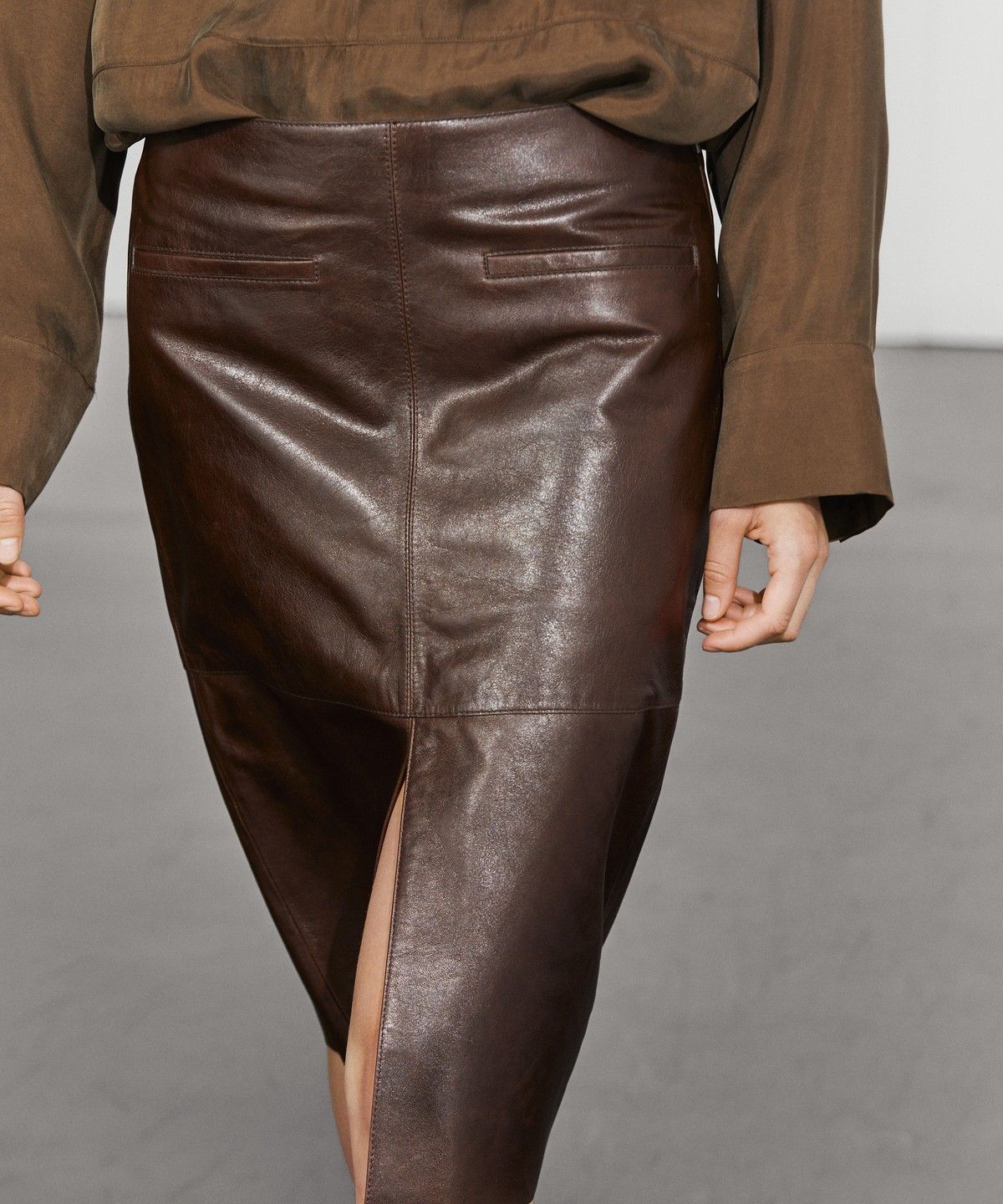 마시모두띠(MASSIMO DUTTI) 가죽 포켓 미디 스커트