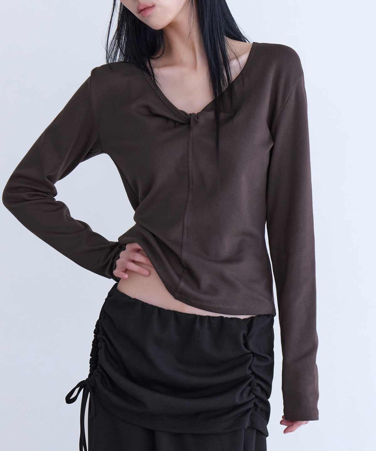 런던다다(LONDONDADA) Twist Neck Slim Long-Sleeve T-Shirt, BROWN