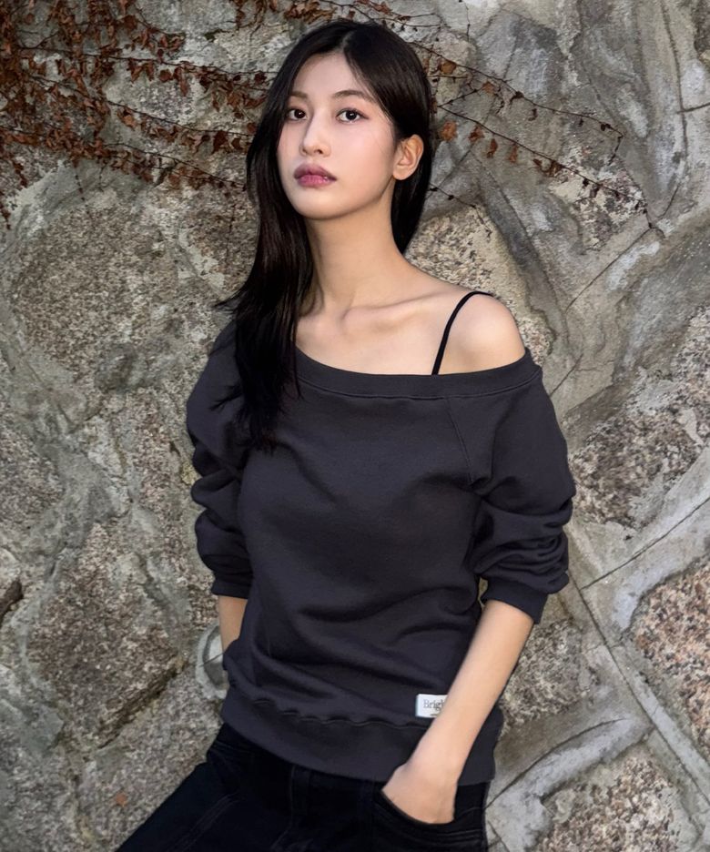 차차 오프숄더 맨투맨 차콜