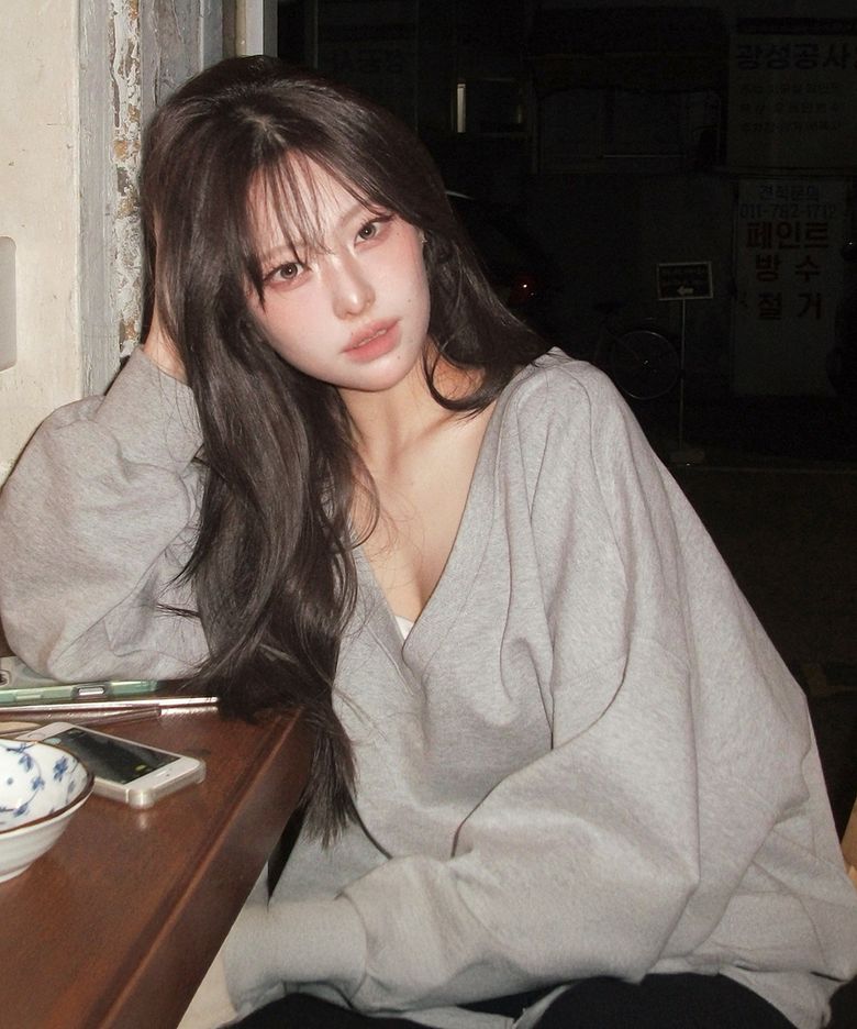 보니 딥 브이넥 맨투맨 그레이