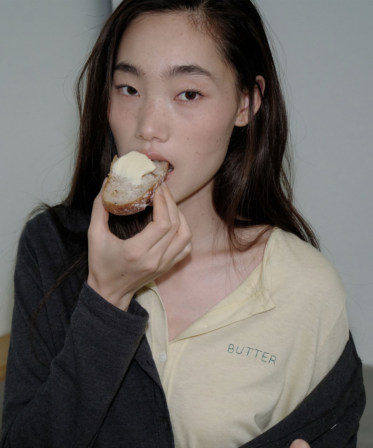 오드캐롤(ODDCAROL) Letter Stitch Cardigan_Butter