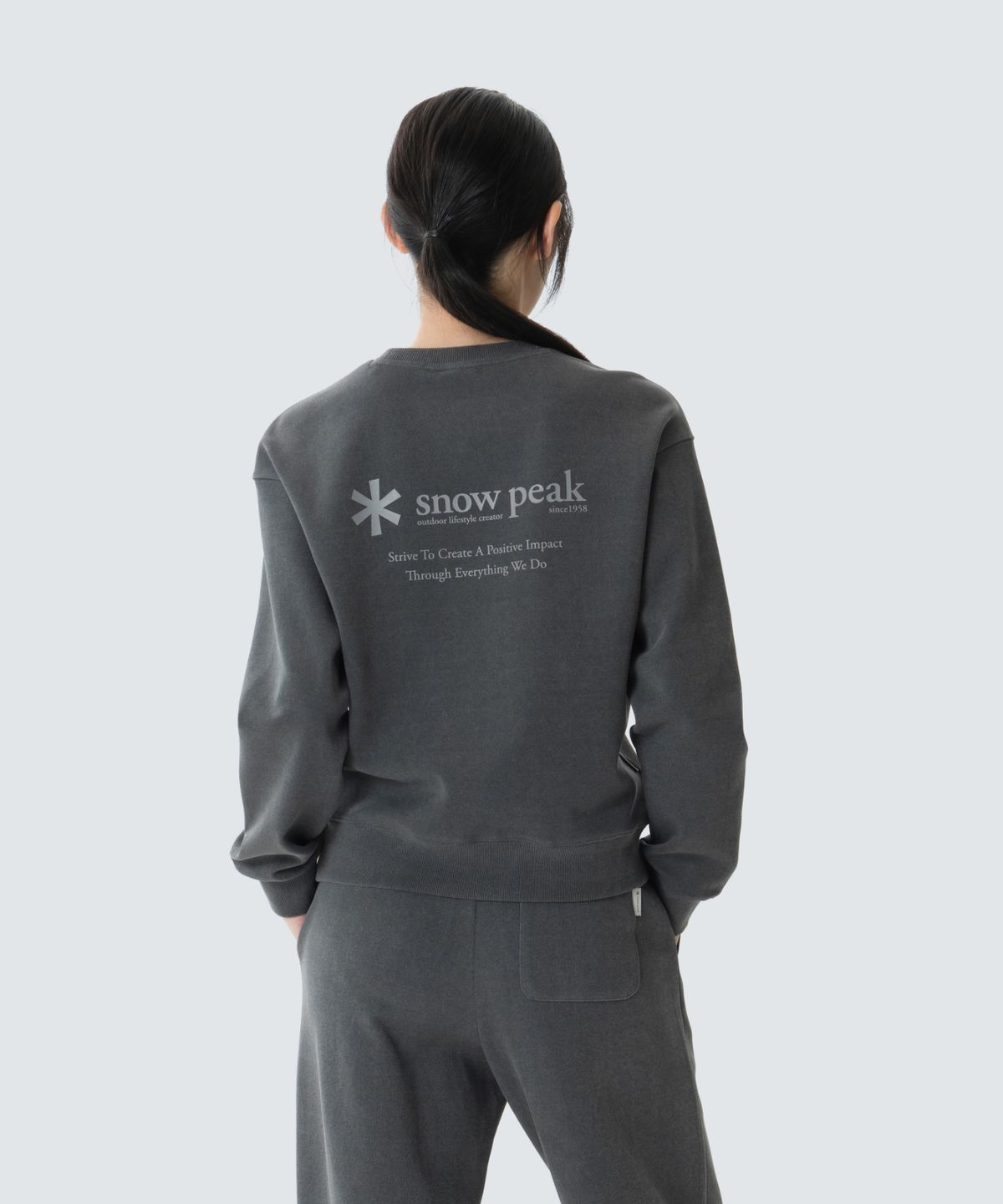 스노우피크 어패럴(SNOWPEAK APPAREL) 피그먼트 다잉 레터링 맨투맨 (S26FUFHT64) Charcoal
