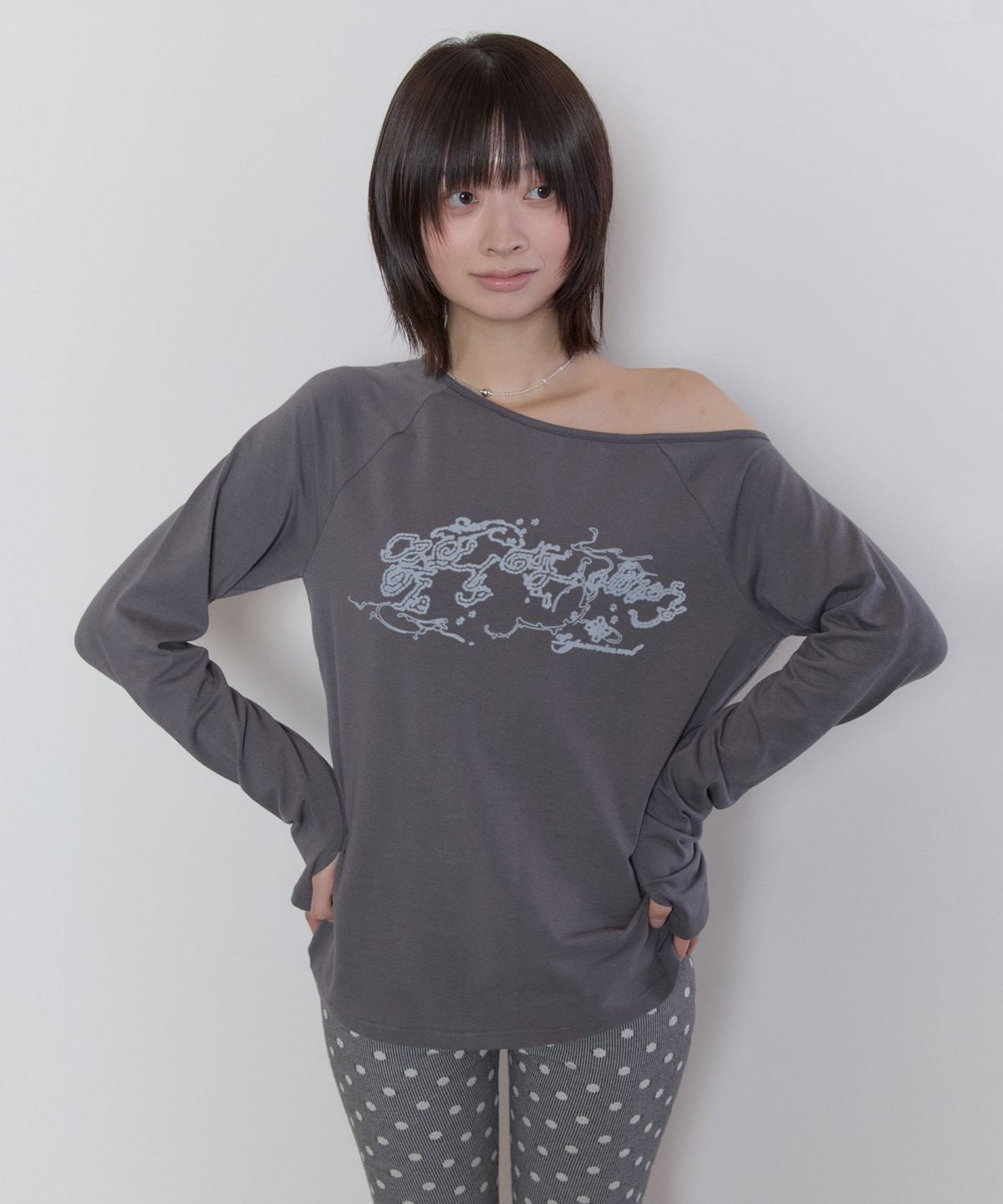 타입서비스(TYPESERVICE) One Shoulder Raglan Top [Charcoal]