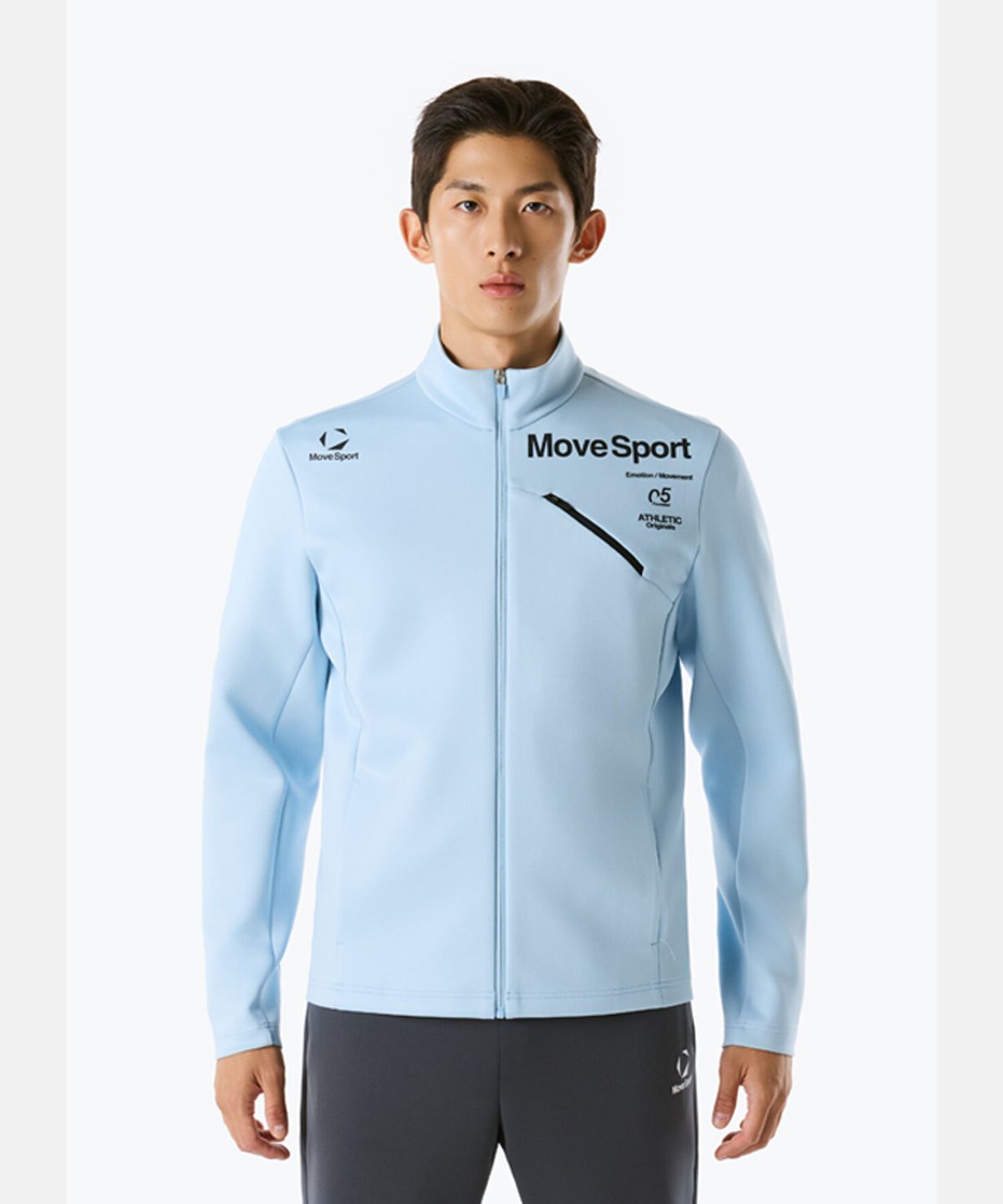 무브스포츠 바이 데상트(MOVESPORT BY DESCENTE) 로고 스탠드넥 트레이닝 자켓 라이트 블루 VS121EFT12