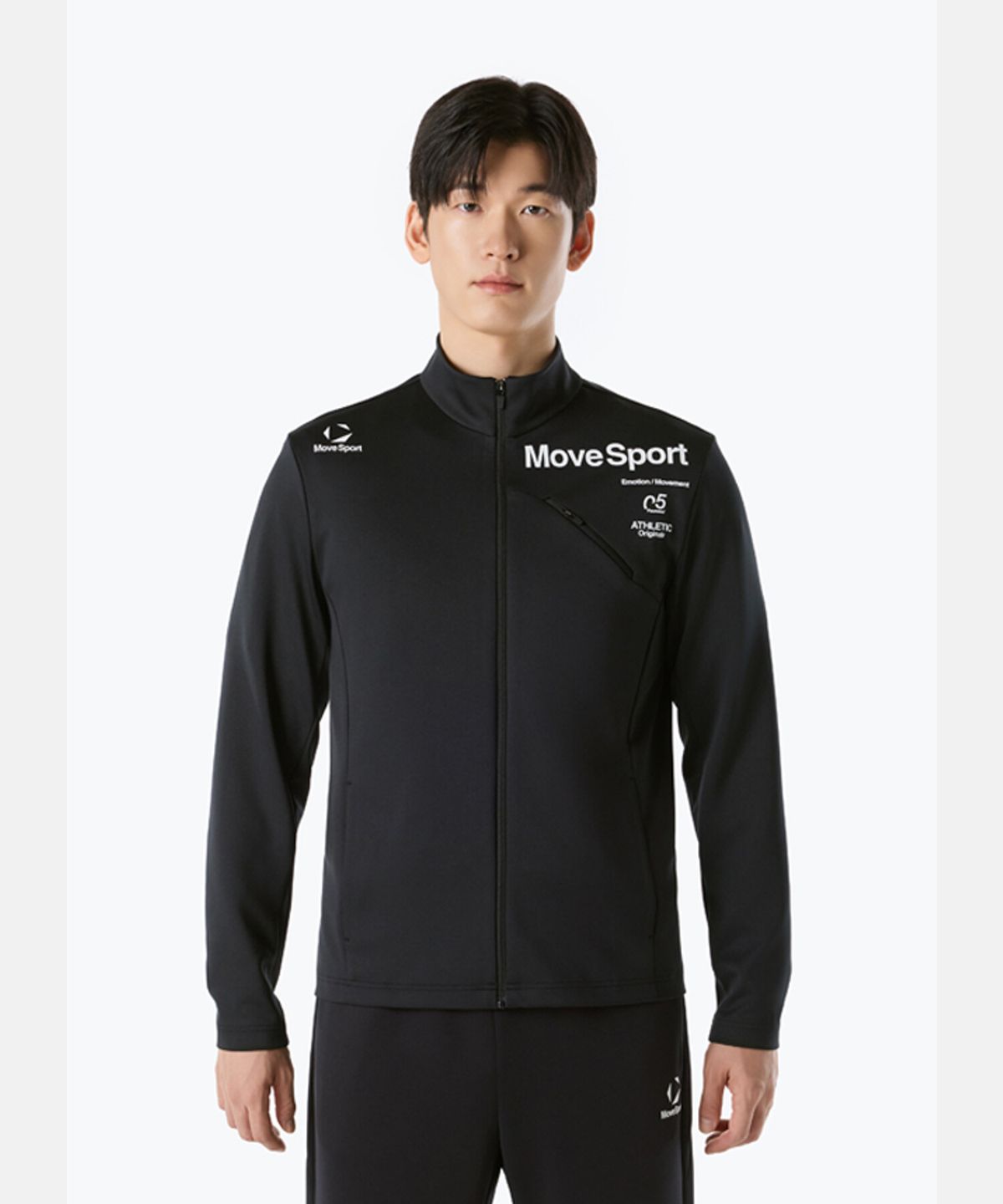 무브스포츠 바이 데상트(MOVESPORT BY DESCENTE) 로고 스탠드넥 트레이닝 자켓 블랙 VS121EFT12