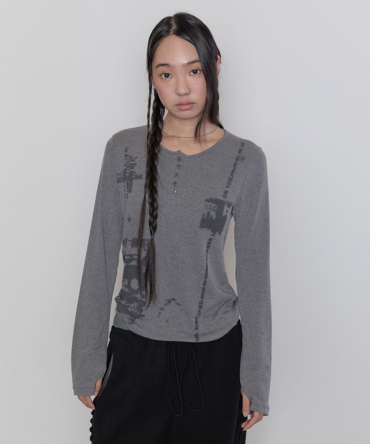 타입서비스(TYPESERVICE) Blur Spray Henley Top [Charcoal]
