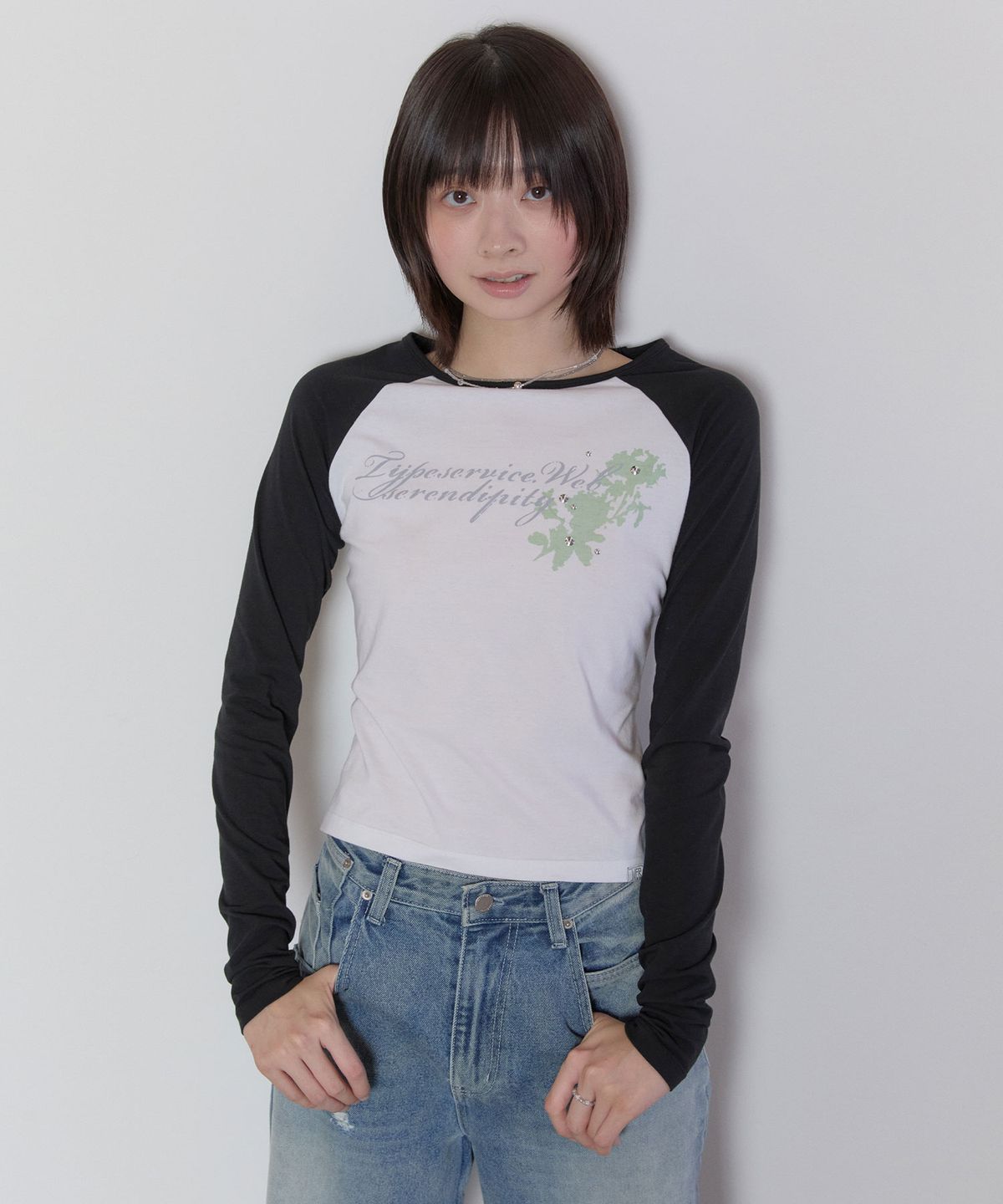 타입서비스(TYPESERVICE) Sheer Hotfix Raglan Top [White]