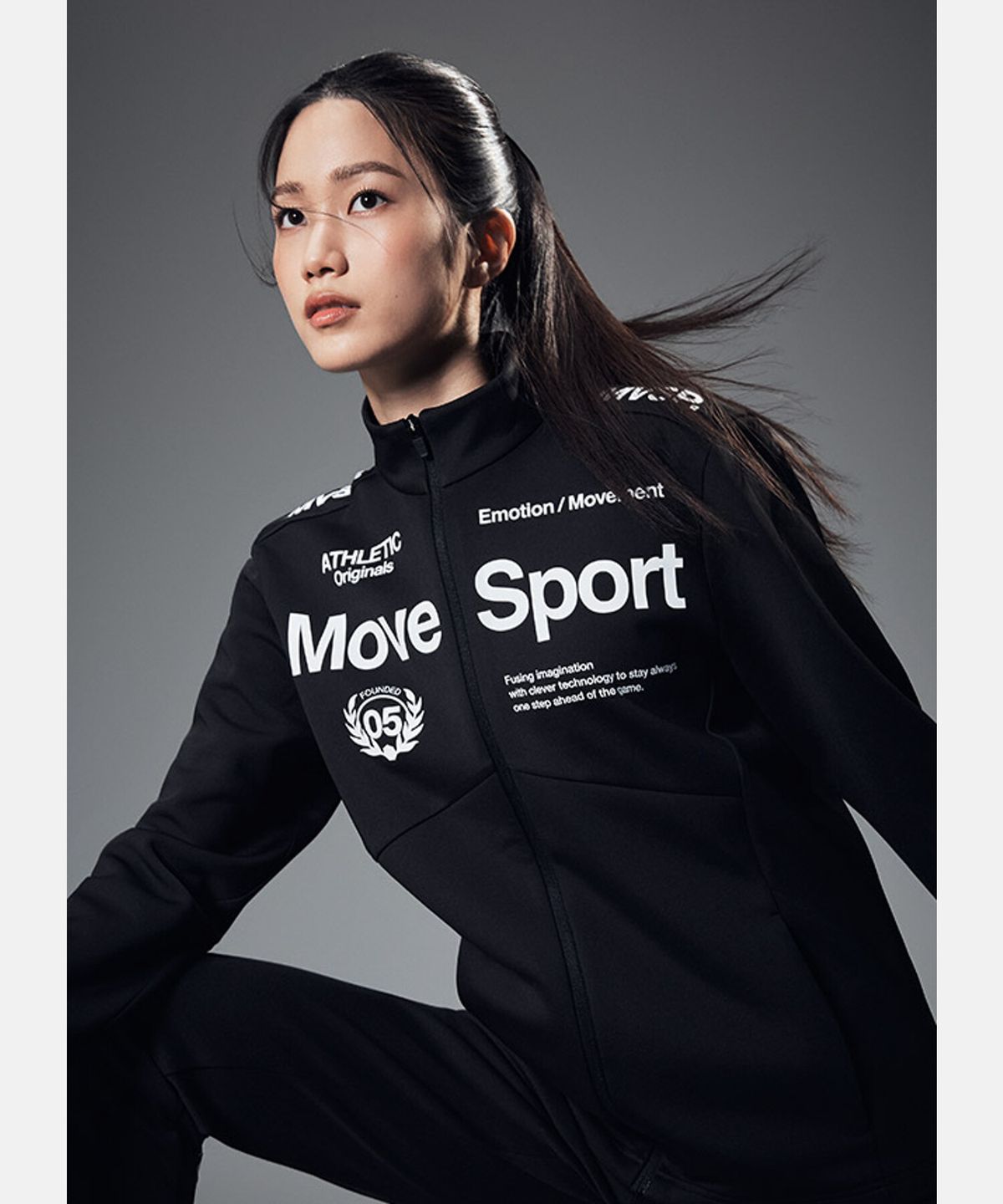 무브스포츠 바이 데상트(MOVESPORT BY DESCENTE) 워딩 그래픽 스탠드넥 트레이닝 자켓 블랙 VS121EFT11