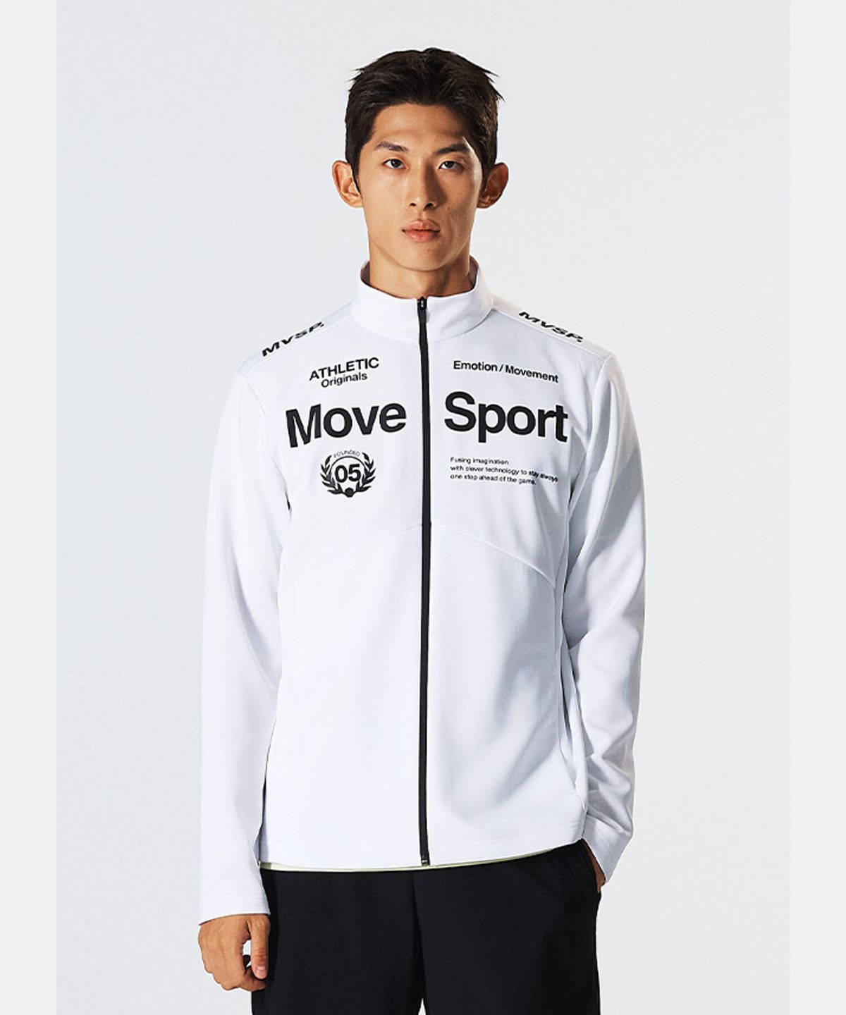 무브스포츠 바이 데상트(MOVESPORT BY DESCENTE) 워딩 그래픽 스탠드넥 트레이닝 자켓 화이트 VS121EFT11