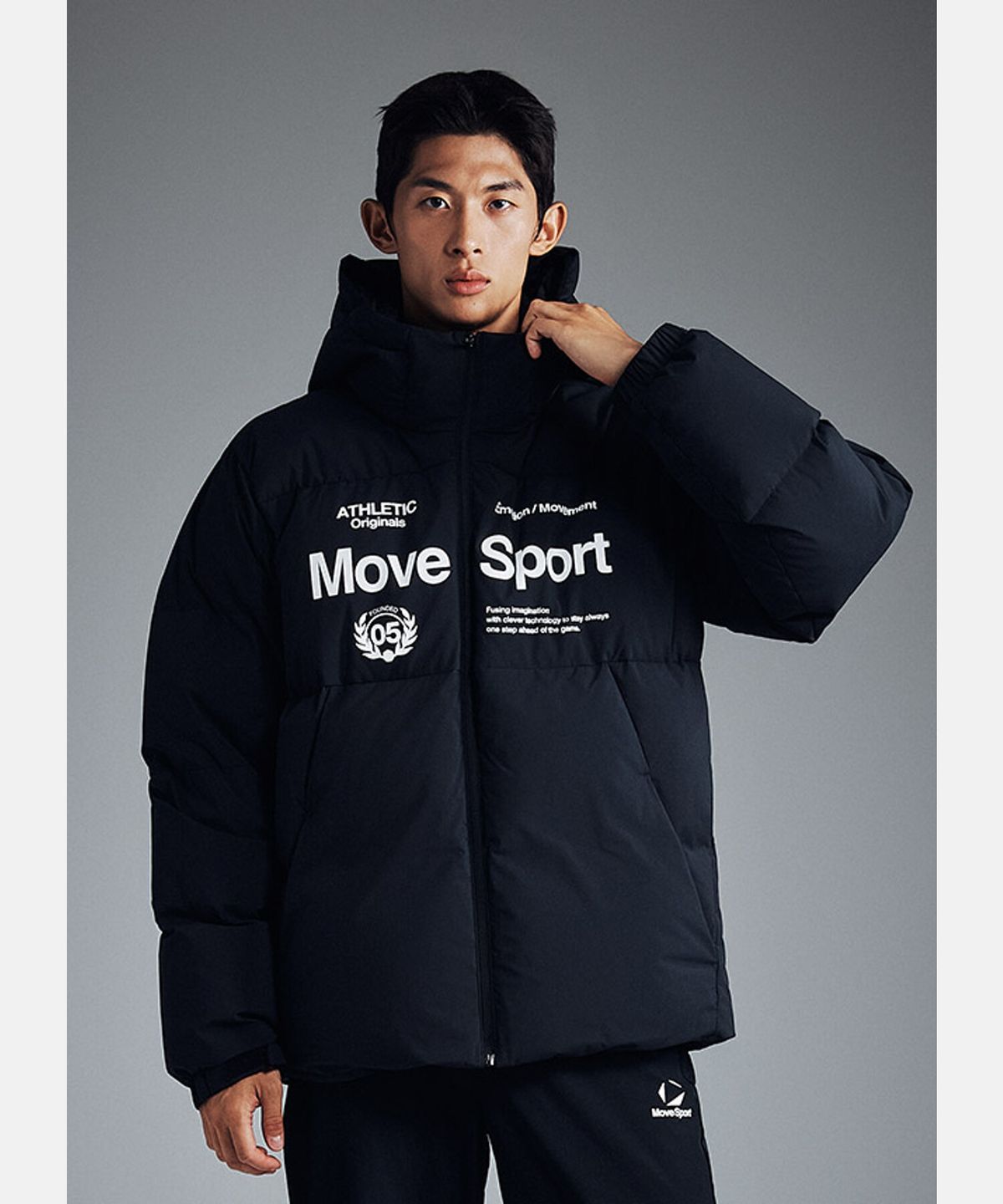 무브스포츠 바이 데상트(MOVESPORT BY DESCENTE) 중경량 후드형 덕다운 자켓 블랙 VS121EDJ13