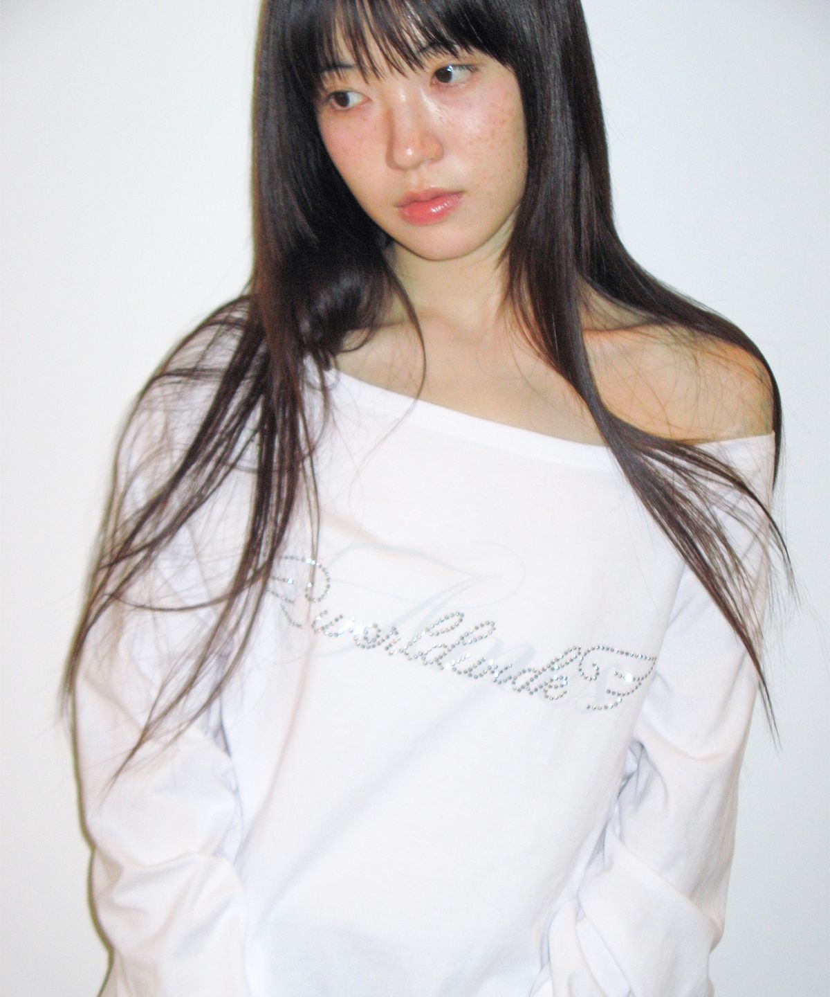 아메스 월드와이드(AMES-WORLDWIDE) ANGEL HOTFIX OFF SHOULDER LS TEE WHITE