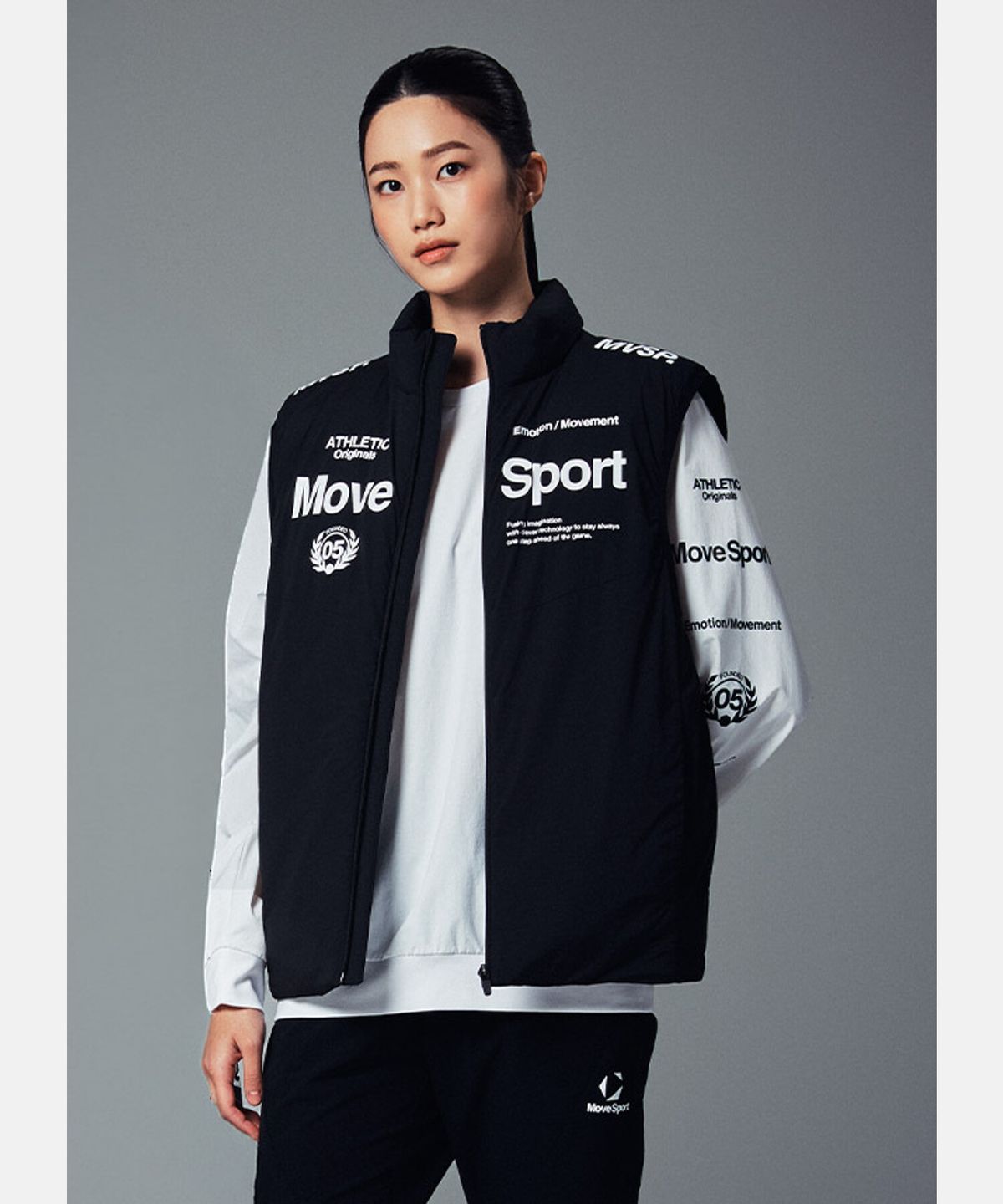 무브스포츠 바이 데상트(MOVESPORT BY DESCENTE) 워딩 그래픽 패딩 베스트 블랙 VS121EPV11