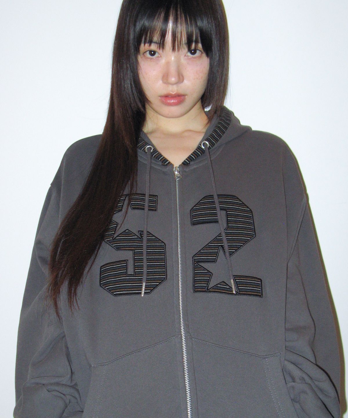 아메스 월드와이드(AMES-WORLDWIDE) 52 STRIPE APPLIQUE HOODIE ZIP-UP CHARCOAL
