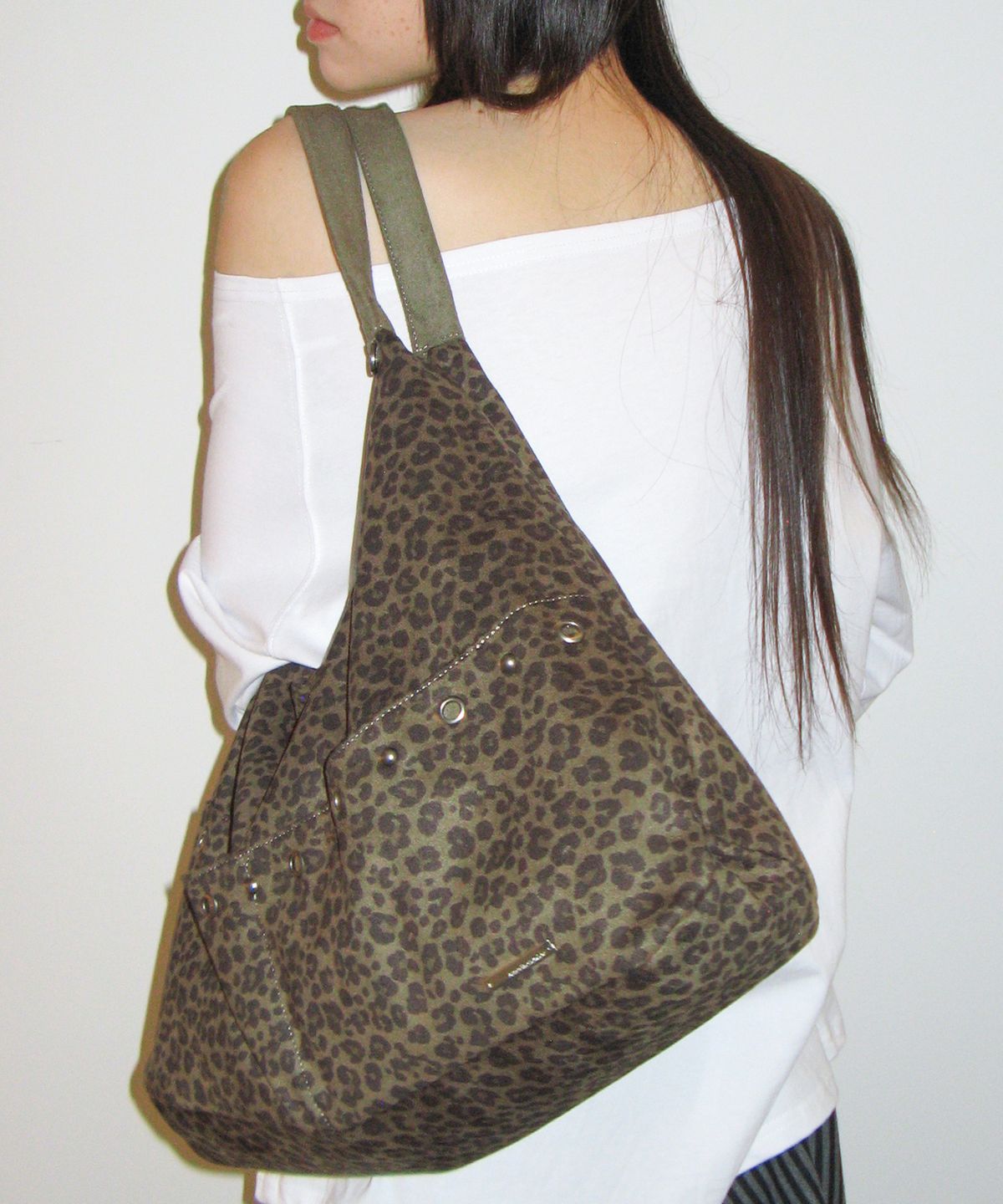 아메스 월드와이드(AMES-WORLDWIDE) LEOPARD STUDDED SHOULDER BAG KHAKI
