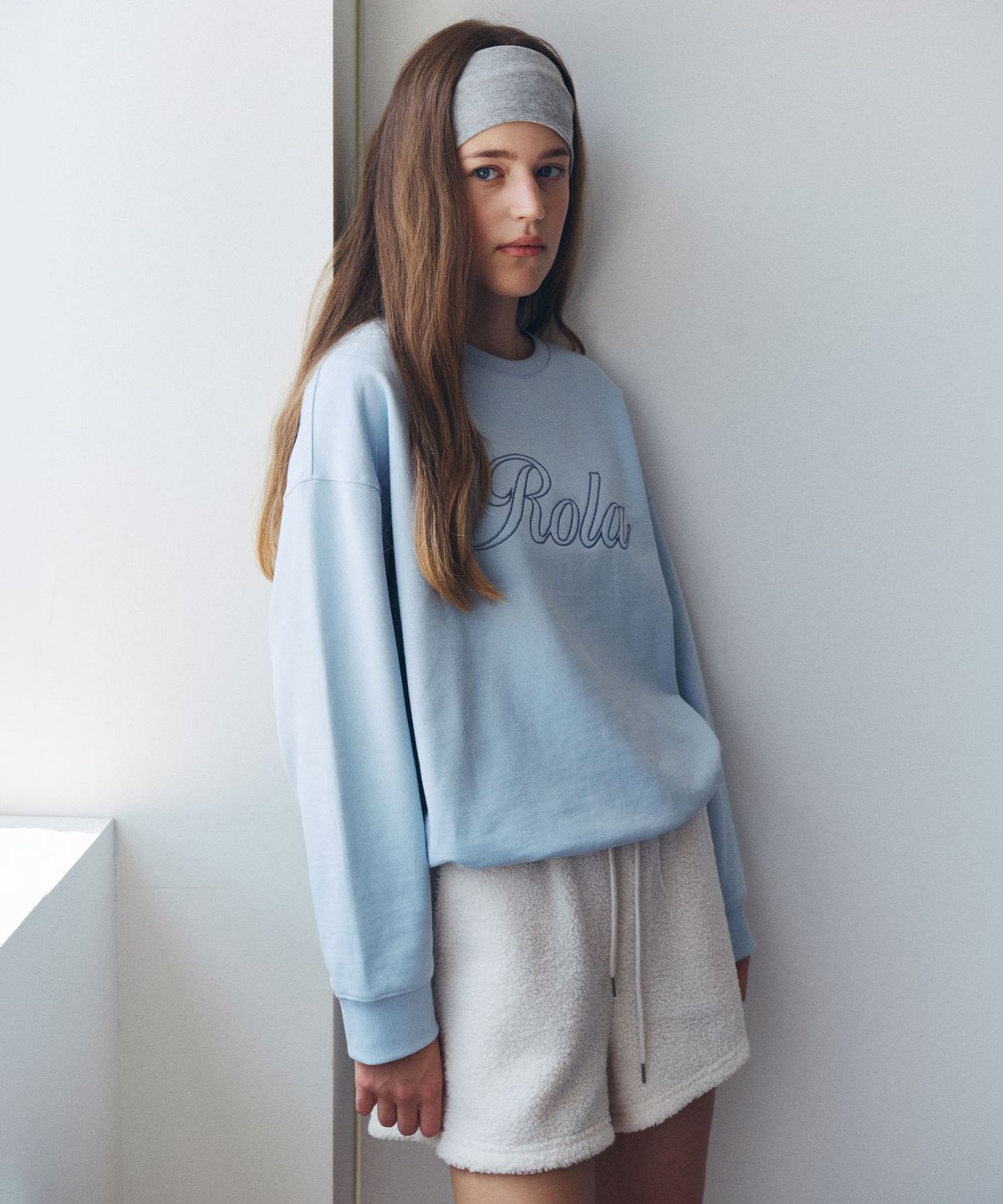 로라로라(ROLAROLA) NUBASIC STICH LOGO SWEATSHIRT L/BLUE