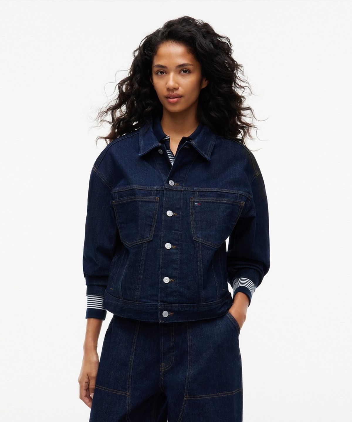 타미진스(TOMMY JEANS) 아카이브 데님 트러커 재킷 (T32G7NJC40TWT11BK)