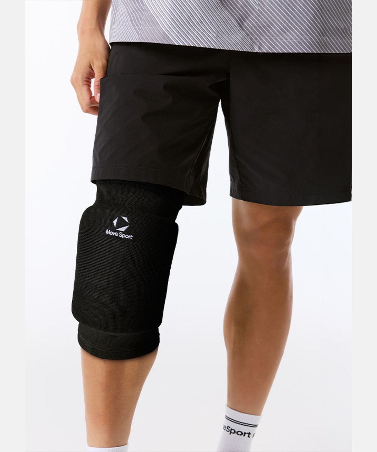 무브스포츠 바이 데상트(MOVESPORT BY DESCENTE) 무릎 서포터 (27cm) 블랙 화이트 VS113VSU13