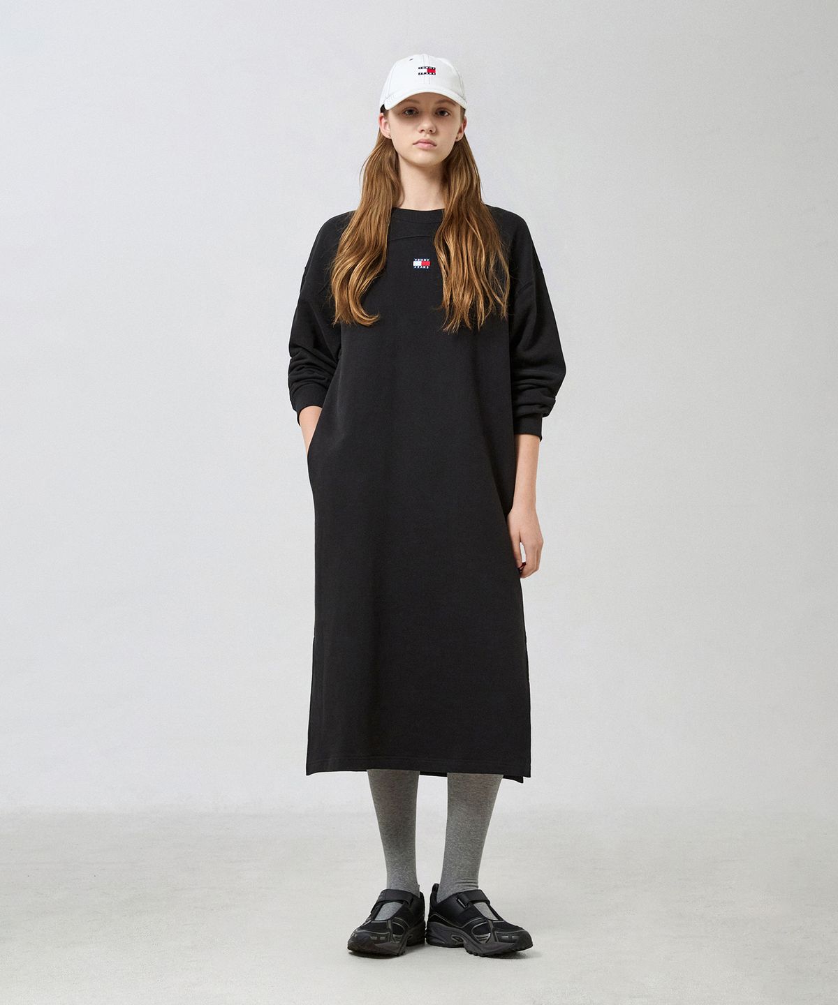 타미진스(TOMMY JEANS) 배지 스웨트 미디 드레스 (T32G7WOP40TWT2BDS)