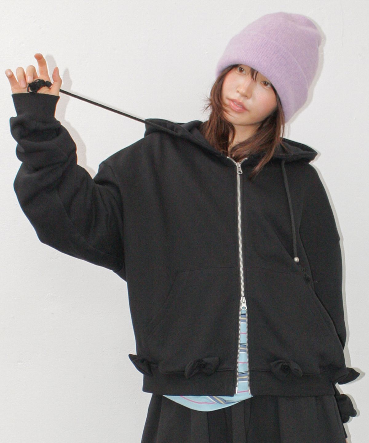 론론(RONRON) BUTTON RIBBON HOODIE ZIP UP BLACK