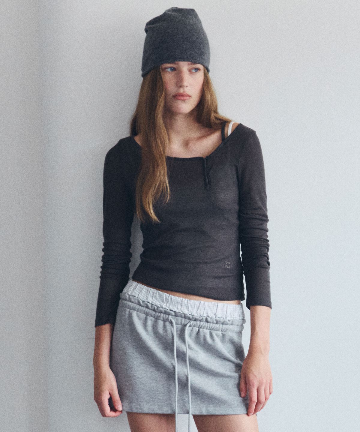 로라로라(ROLAROLA) NUBASIC BUTON LINE RIP T-SHIRT CHARCOAL