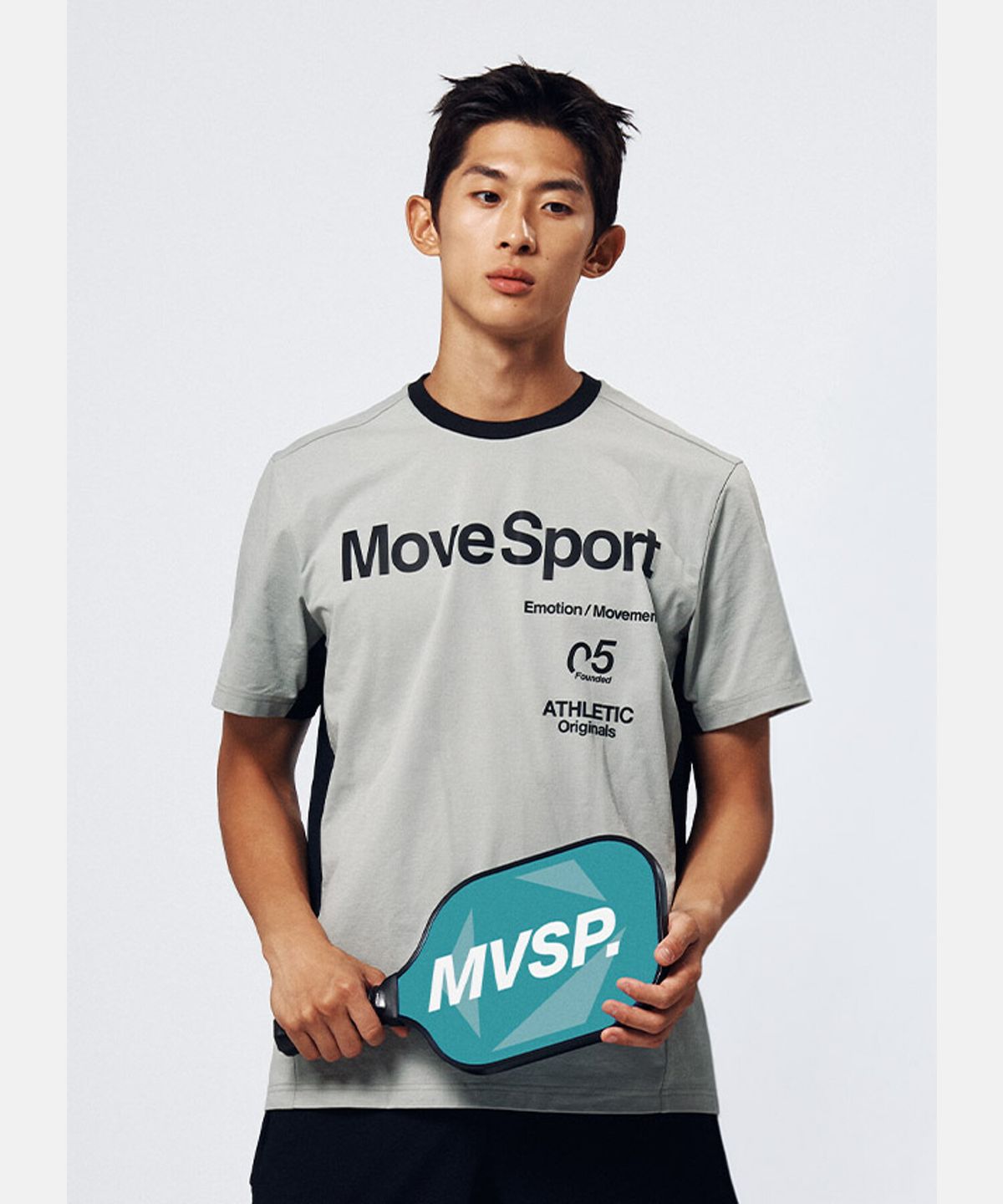 무브스포츠 바이 데상트(MOVESPORT BY DESCENTE) 워딩 그래픽 메쉬 배색 반팔 티셔츠 카키 VS121ETS13