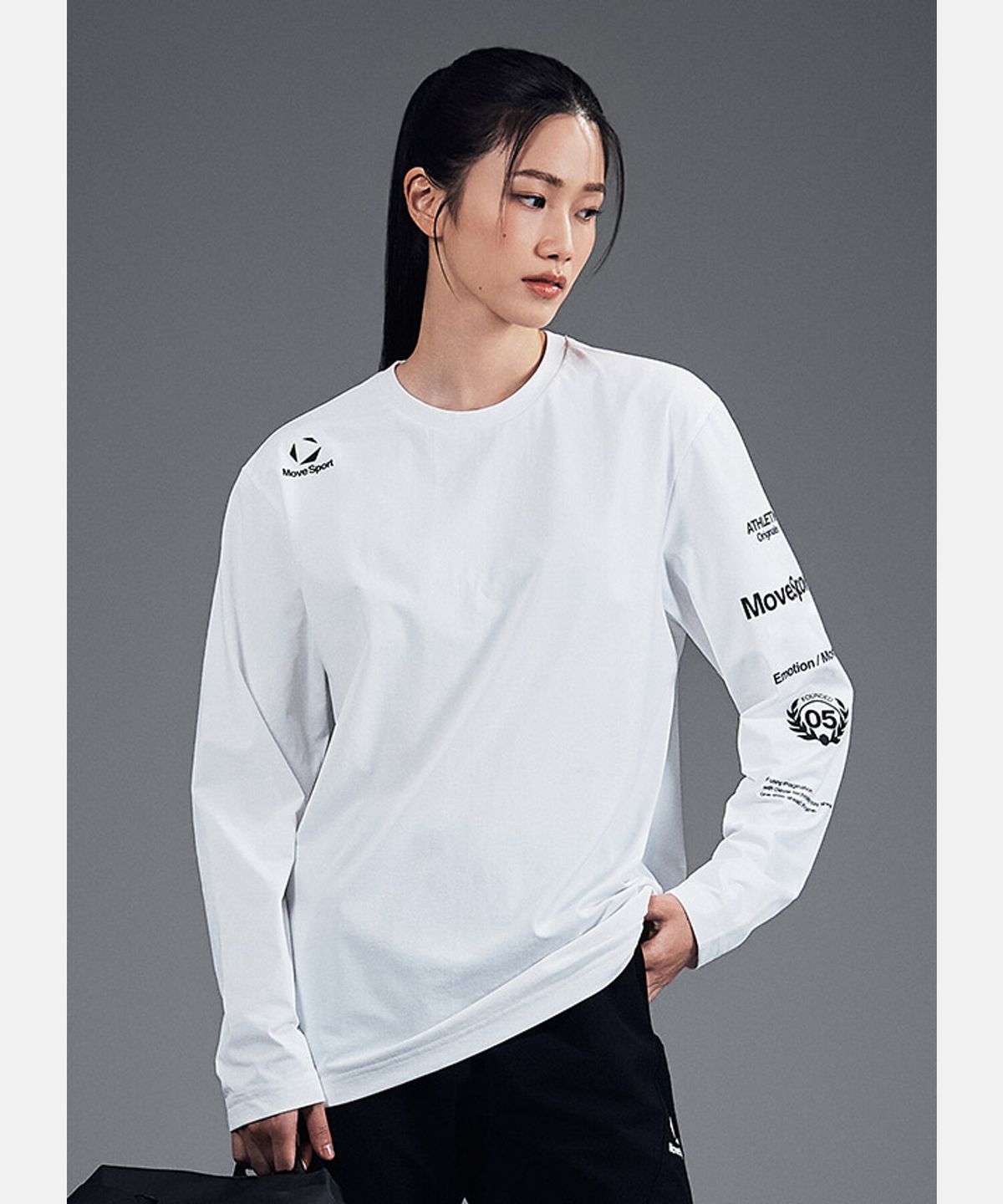 무브스포츠 바이 데상트(MOVESPORT BY DESCENTE) 워딩 그래픽 긴팔 티셔츠 화이트 VS121ETL11