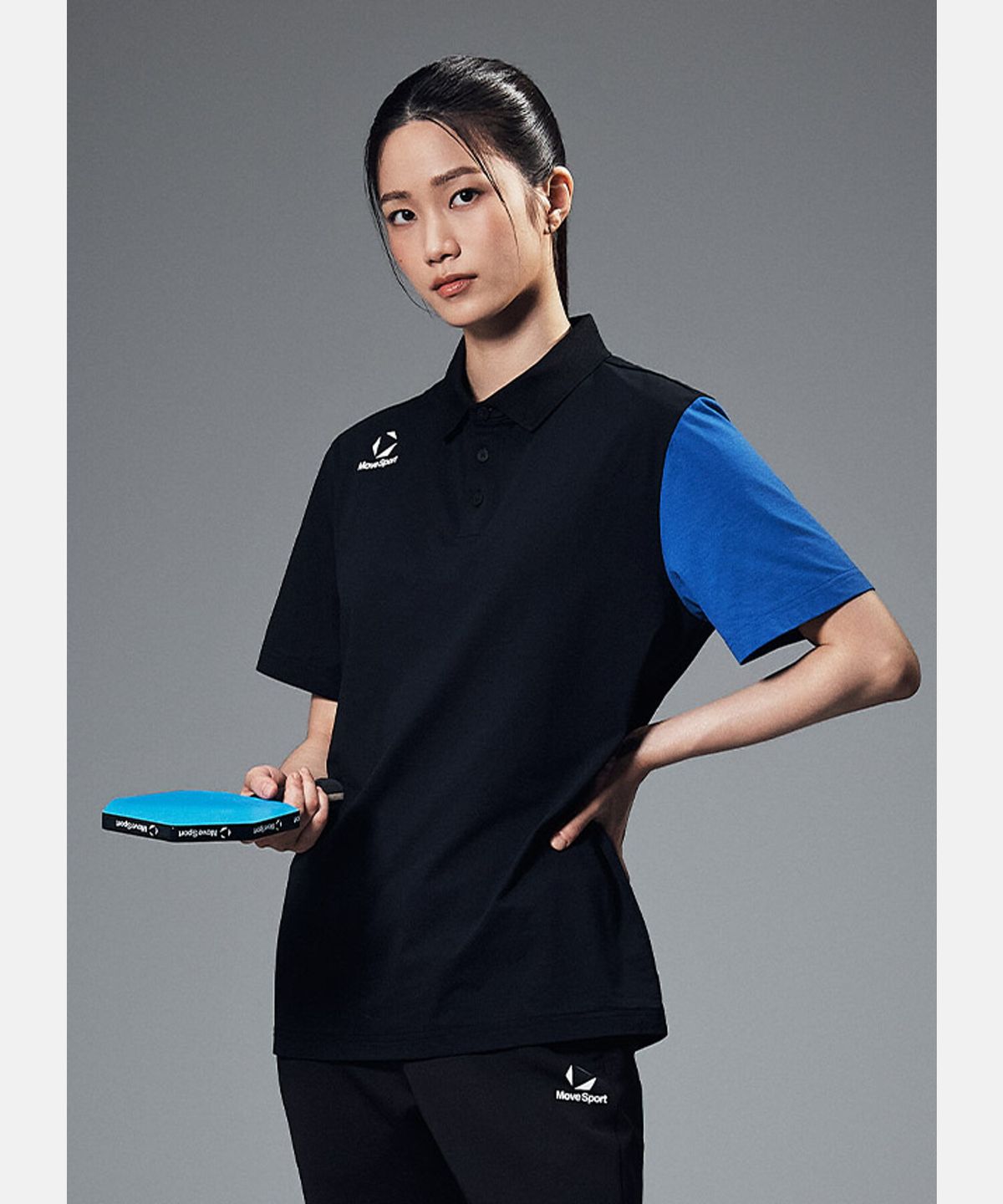 무브스포츠 바이 데상트(MOVESPORT BY DESCENTE) 워딩 그래픽 배색 폴로 반팔 티셔츠 블랙 VS121EPS12