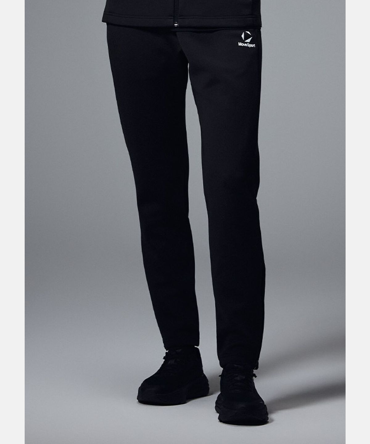무브스포츠 바이 데상트(MOVESPORT BY DESCENTE) 워딩 그래픽 트레이닝 팬츠 블랙 VS121EFP11