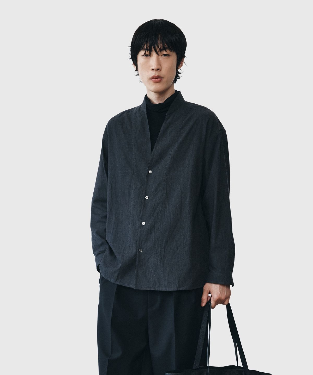 유스(YOUTH) Deep V-neck Shirt - Black
