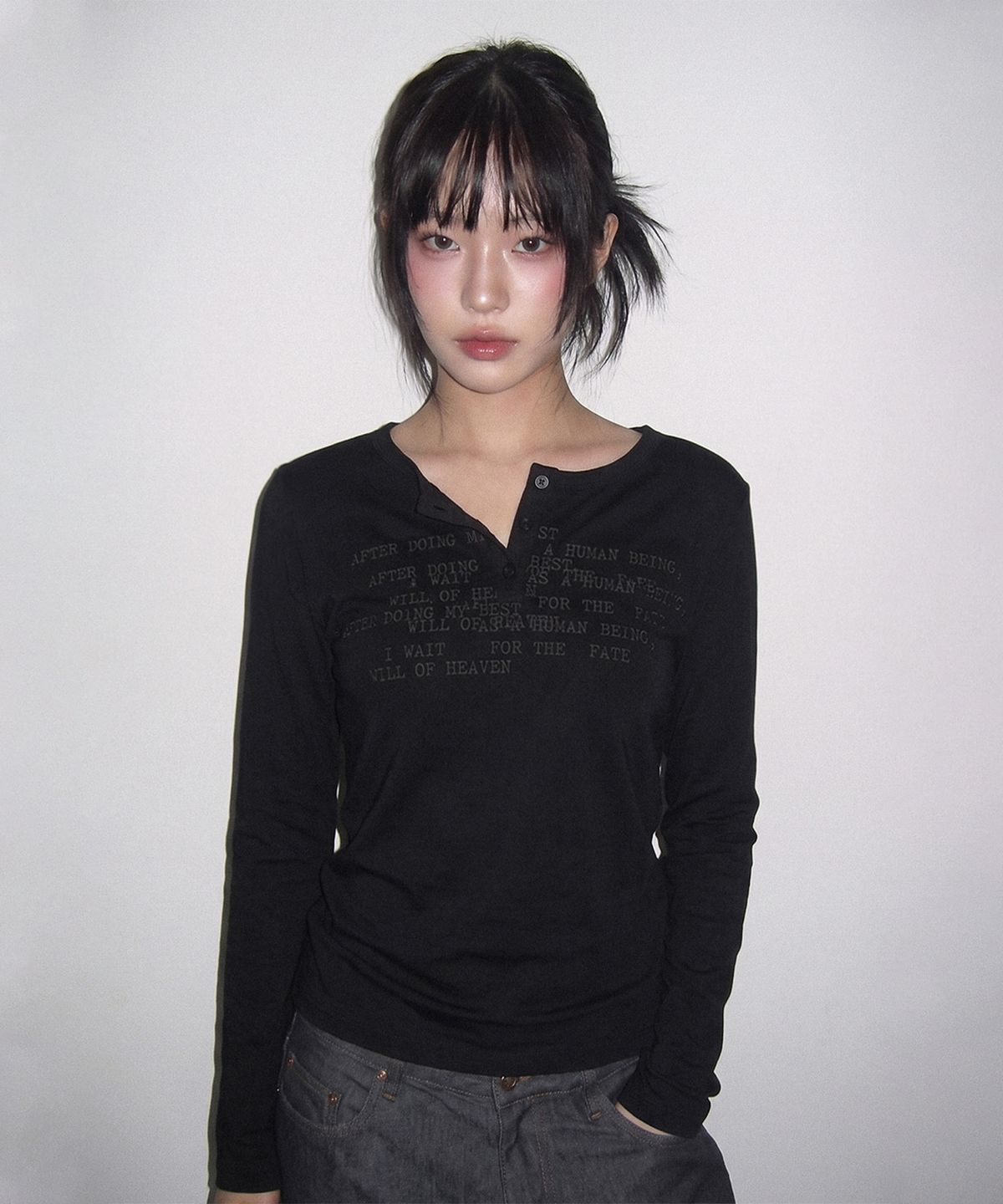 키치어리(KITSCHEERY) Fate Henley Neck Long Sleeve (Black)