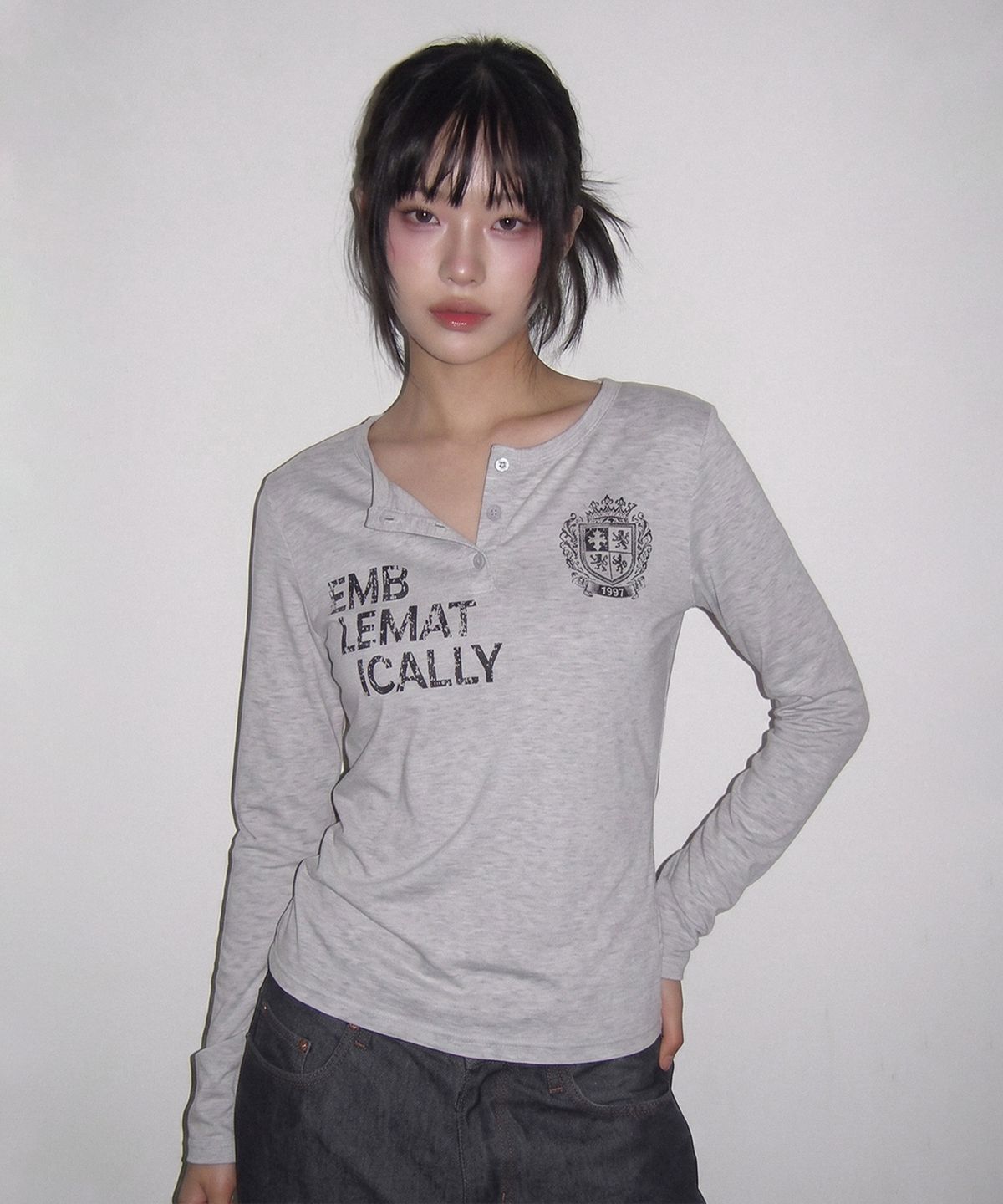 키치어리(KITSCHEERY) Emb Henley Neck Long Sleeve (Gray)