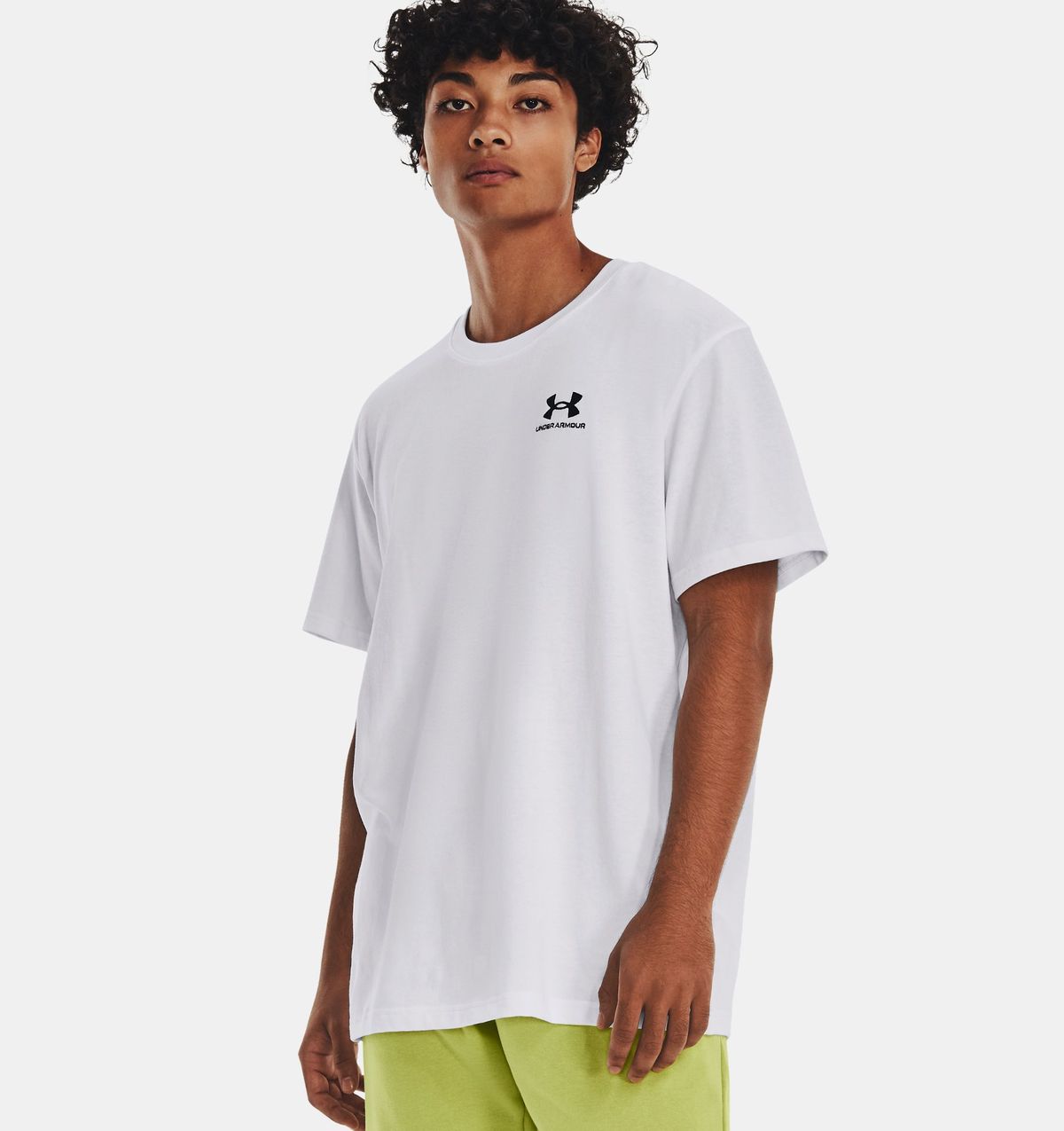 언더아머(UNDERARMOUR) 남성 UA 로고 엠브로이더드 헤비웨이트 반팔 1373997-100